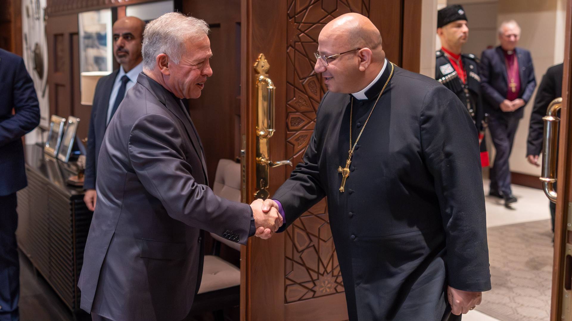 التقى جلالة الملك عبد الله الثاني وفدا من الكنيسة الإنجيلية اللوثرية، برئاسة المطران الدكتور عماد حداد