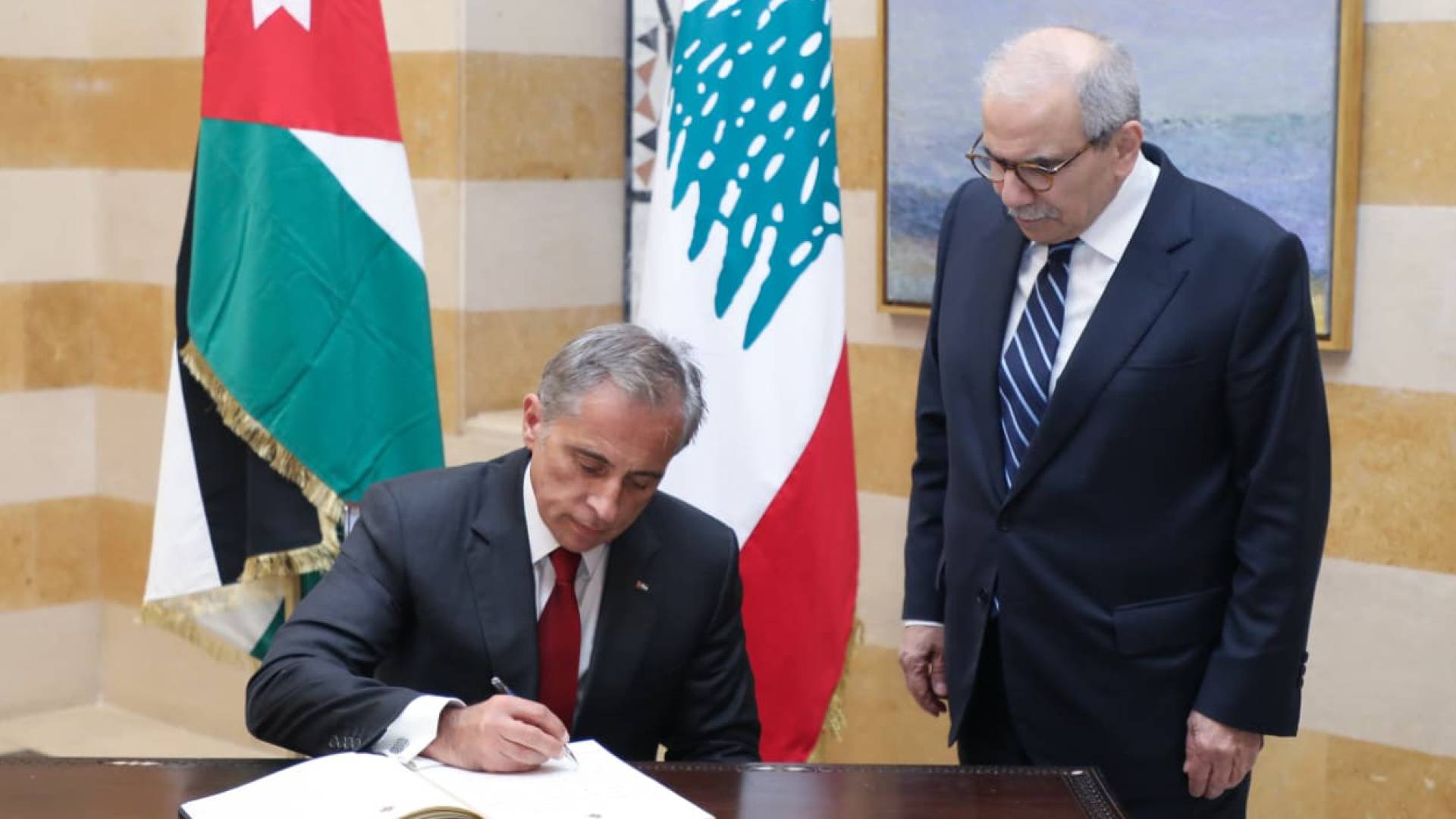 أعلن الدكتور جعفر حسان عن توقيع 21 اتفاقية جديدة شملت قطاعات حيوية تمس مصالح الشعبين