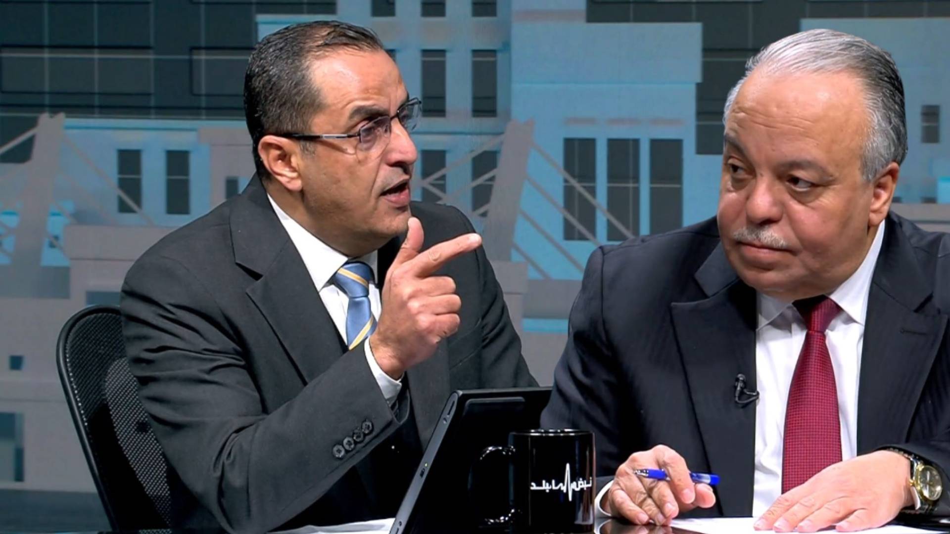 الدكتور منذر الحوارات يمينا والخبير العسكري نضال أبو زيد يسارا