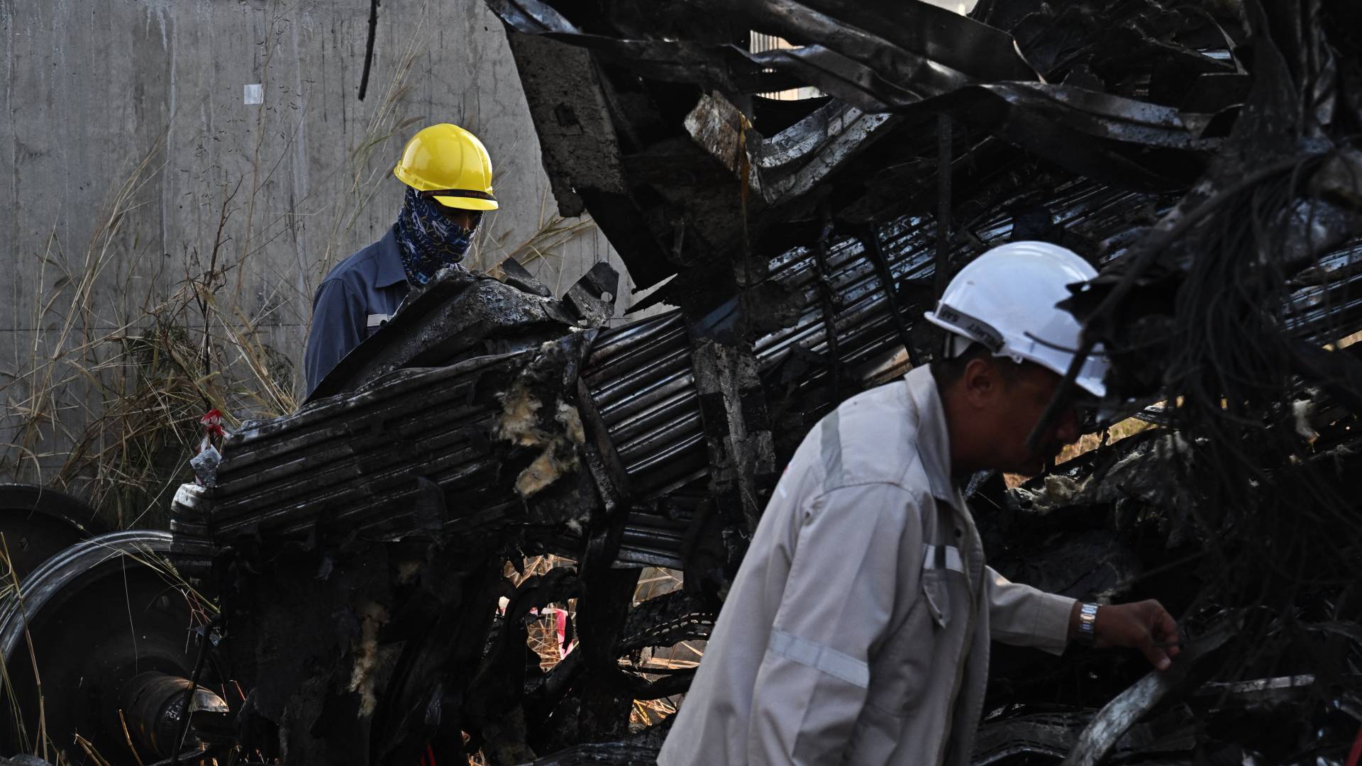 حطام قطار تحطم إثر انهيار رافعة بناء في تايلاند