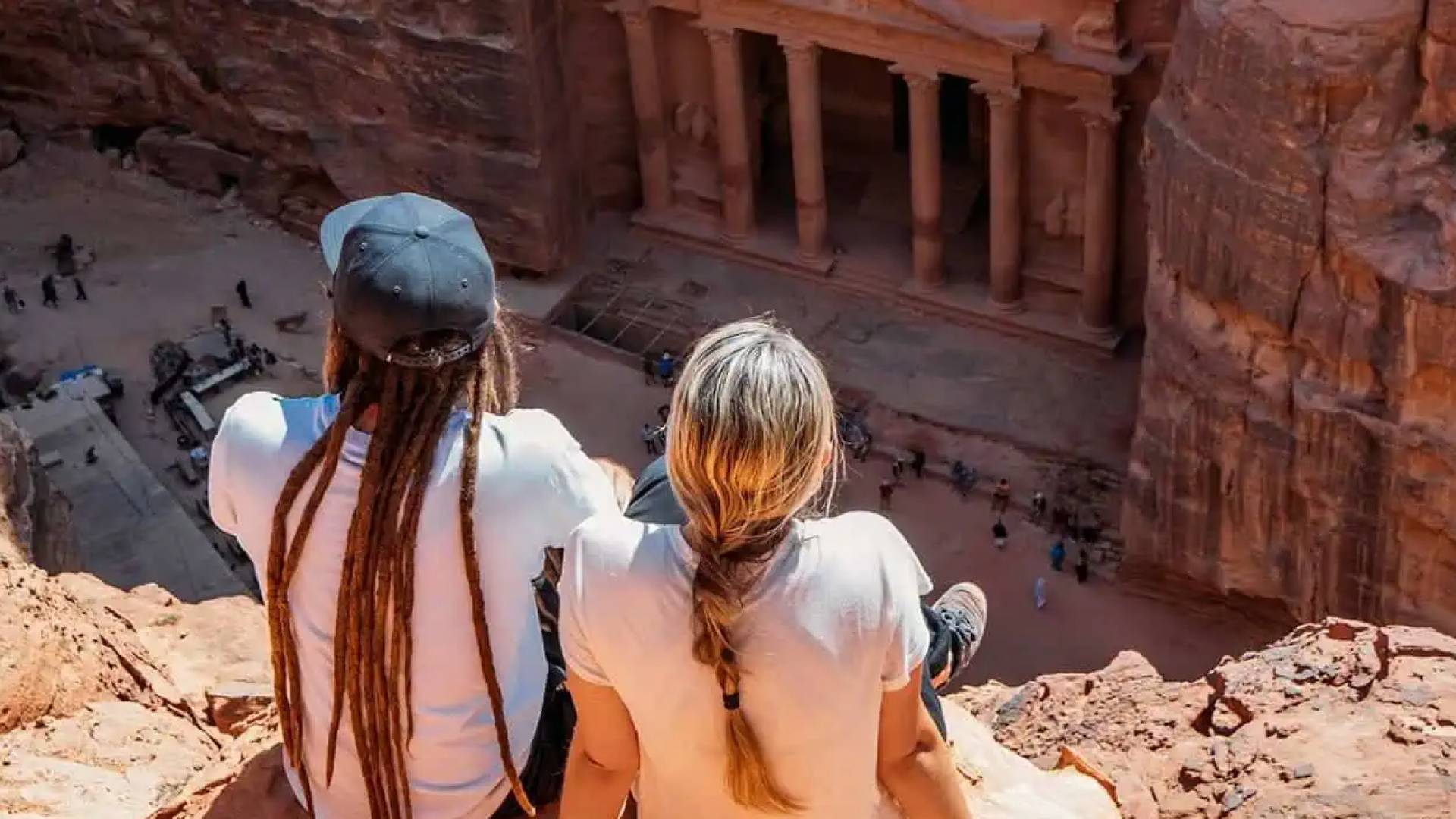 سياح في مدينة البترا