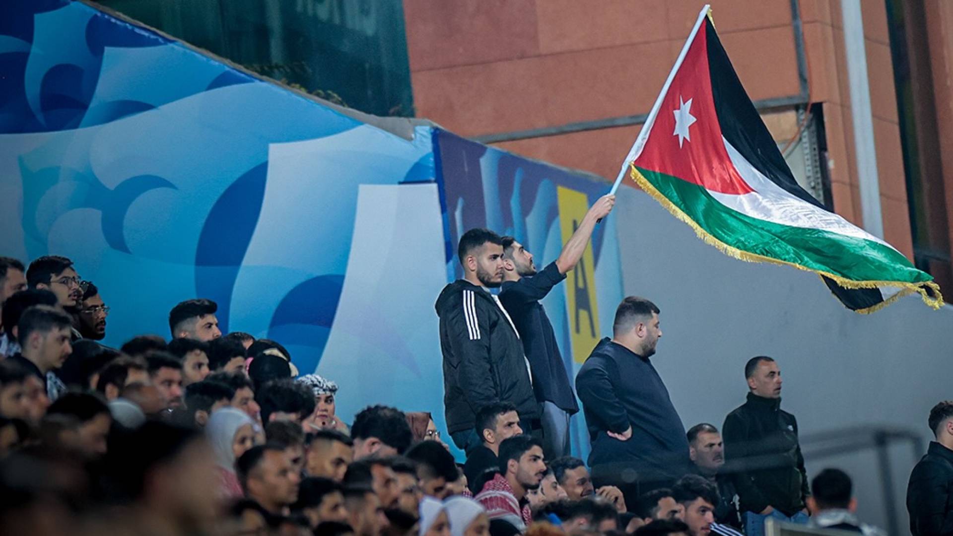 مشجع يرفع العلم الأردني