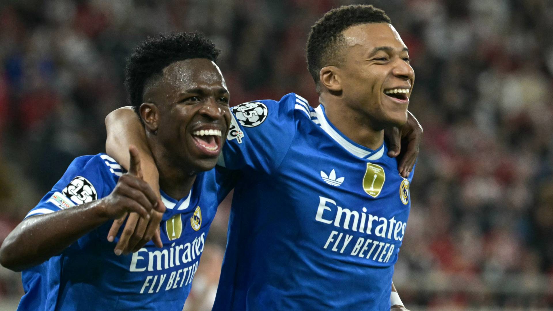 لاعبو ريال مدريد يحتفلون بهدف سابق