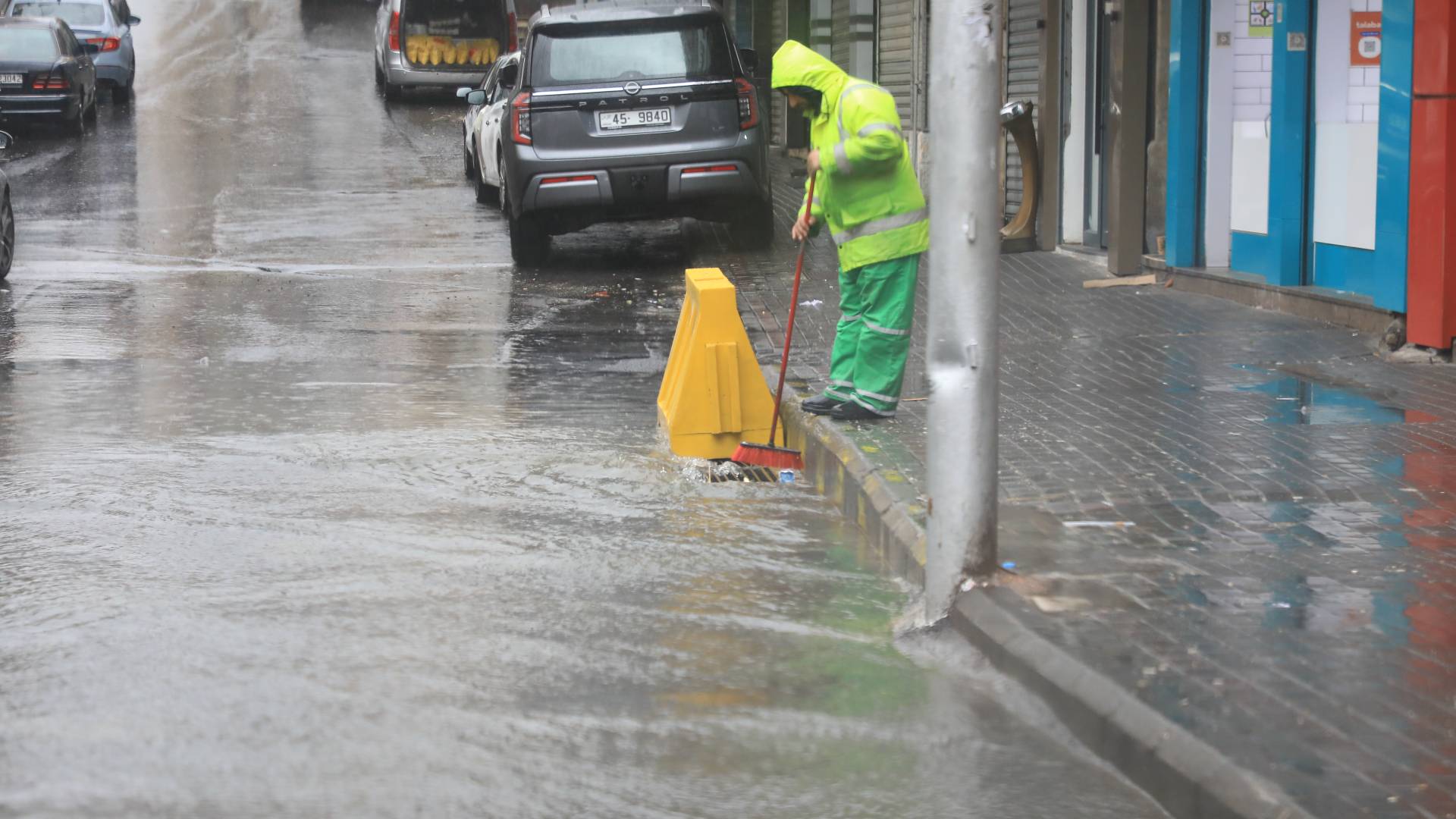 أثر المنخفض الجوي على شوارع عمان