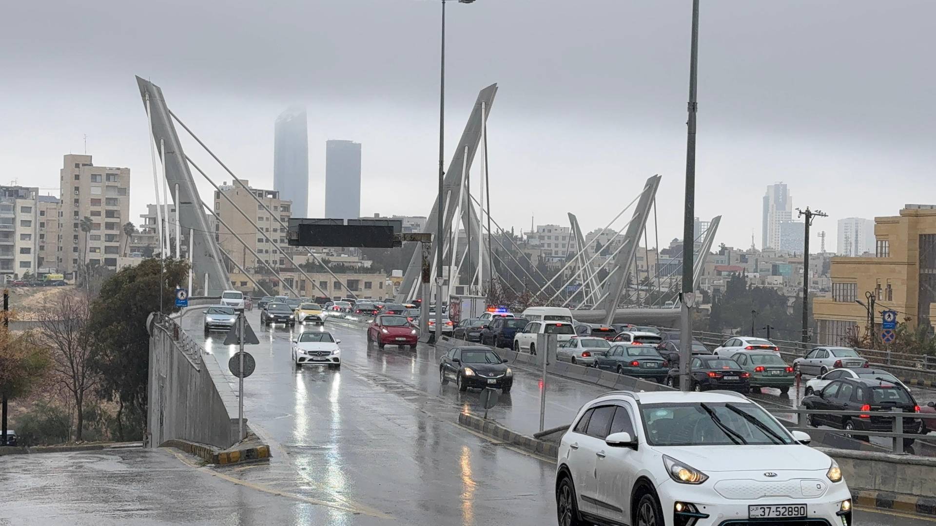 استقرار نسبي بالطقس الجمعة مع ارتفاع طفيف بدرجات الحرارة.. وانخفاض متوقع الأحد مع زخات مطرية