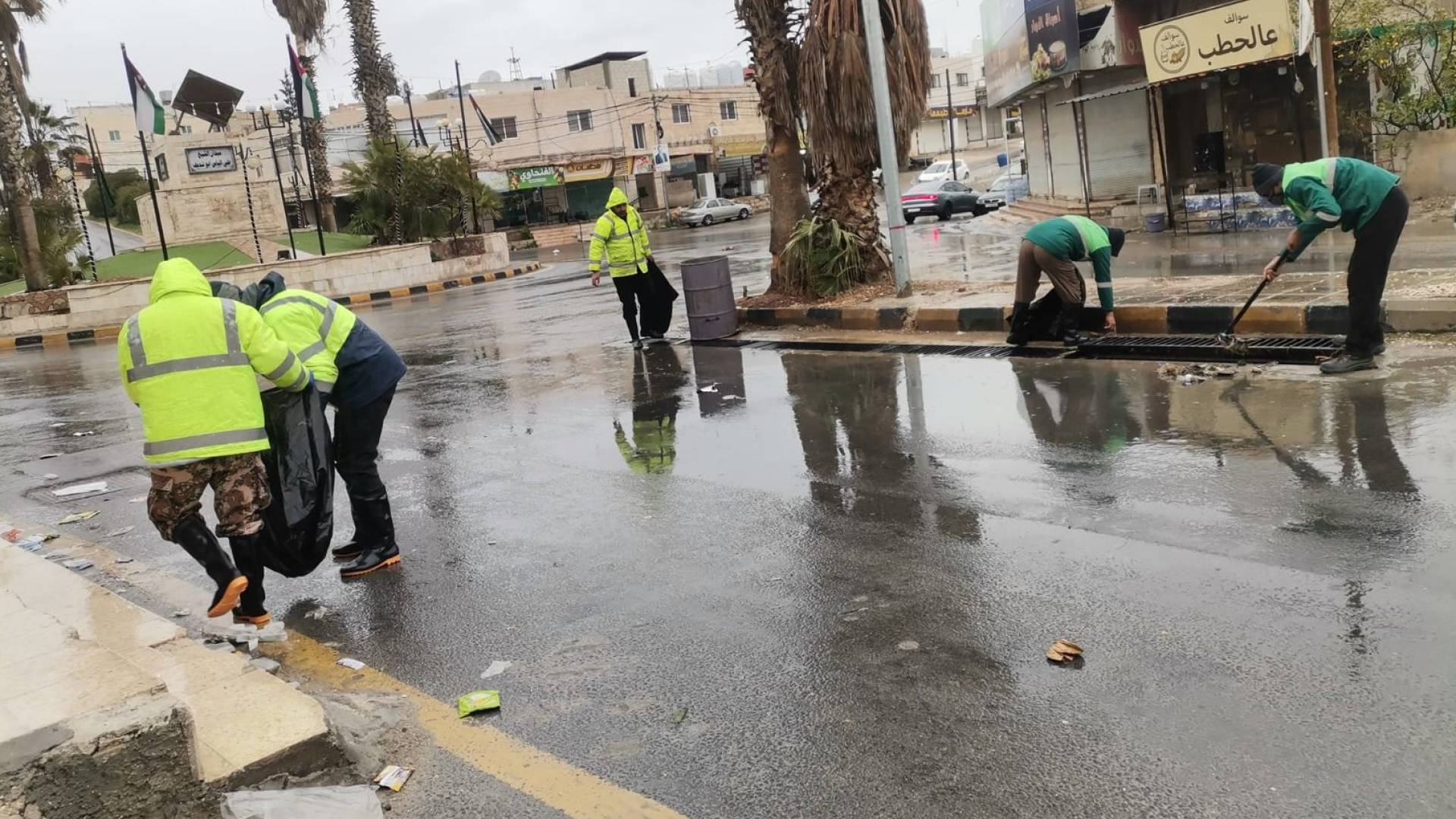 كوادر أمانة عمان تتعامل مع المنخفض الجوي