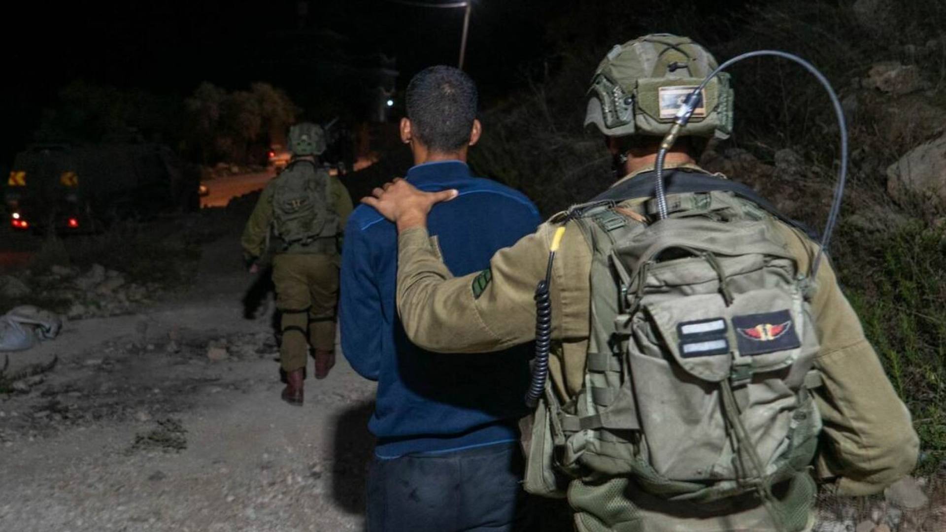 قوات الاحتلال الإسرائيلي تعتقل أحد الشبان- أرشيفية