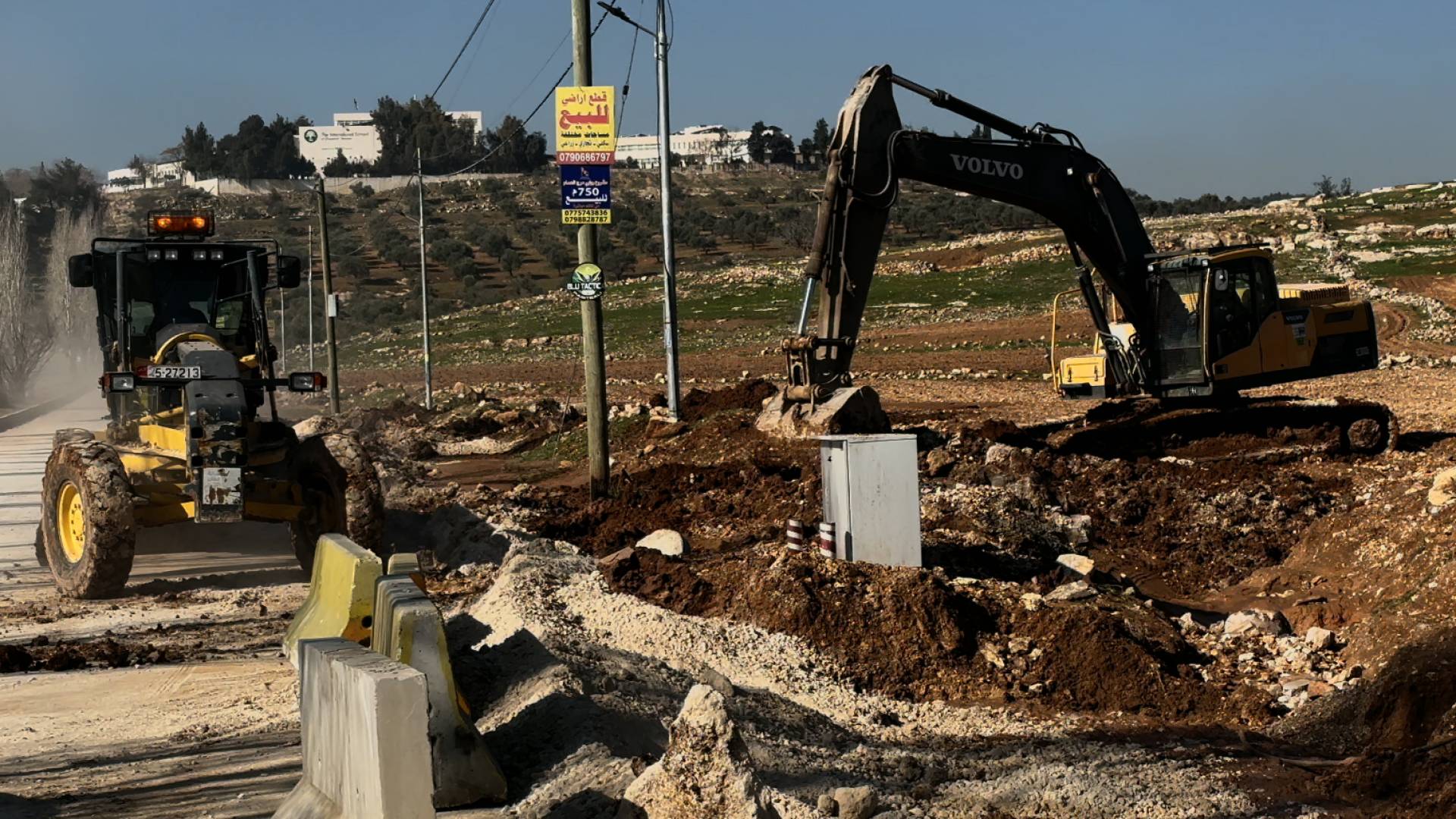 أمانة عمان تعمل على صيانة وإزالة مخلفات شارعي النادي الفيصلي ومدارس الشريفات – طريق المطار