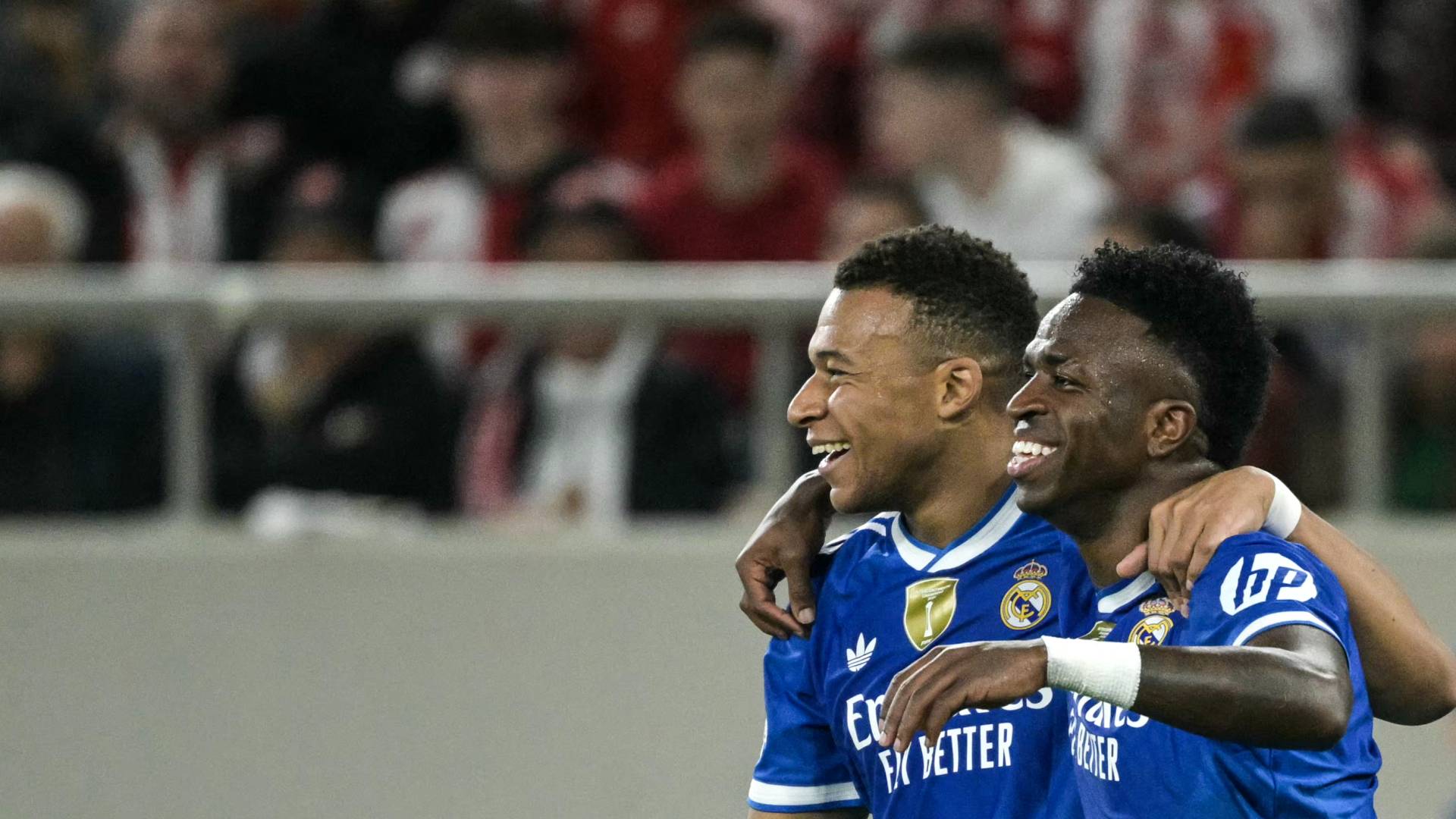 لاعبو ريال مدريد يحتفلون بهدف سابق