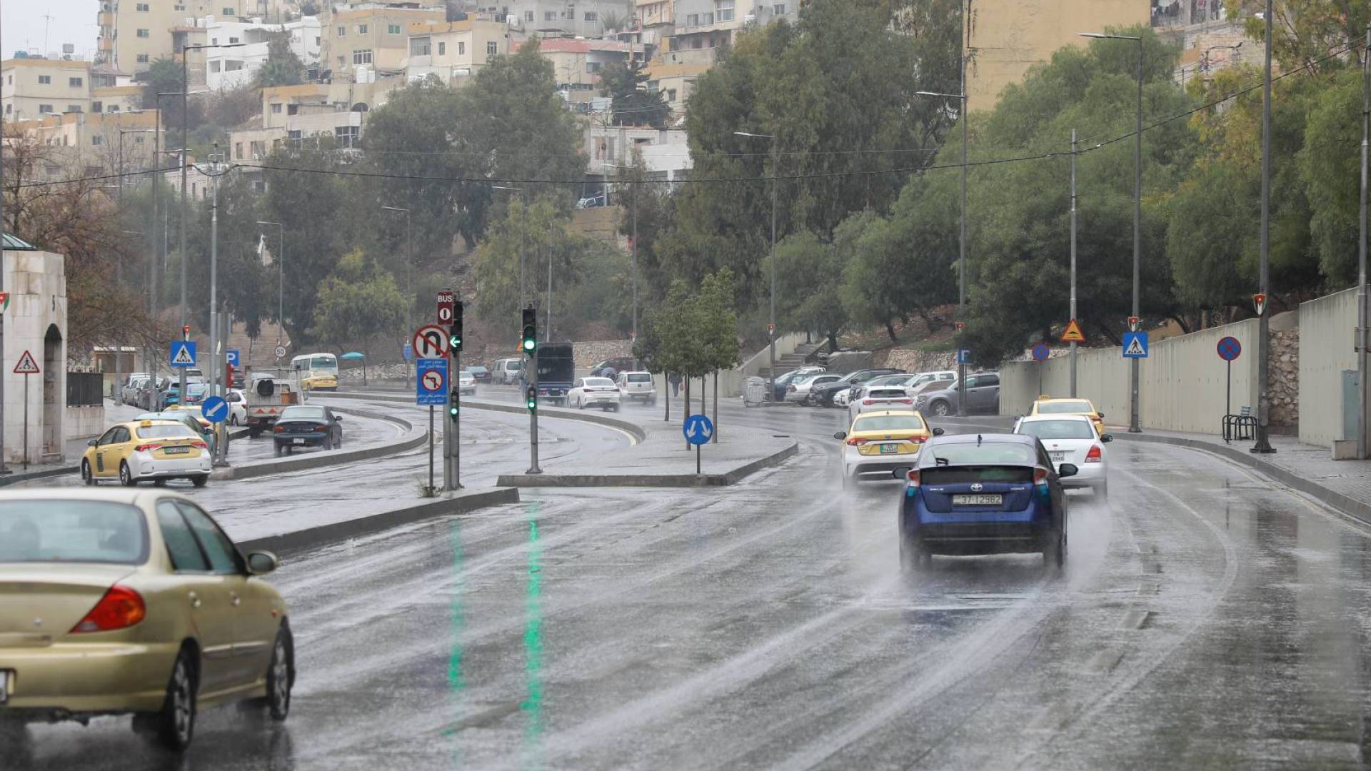 الاجواء الماطرة في شوارع عمان