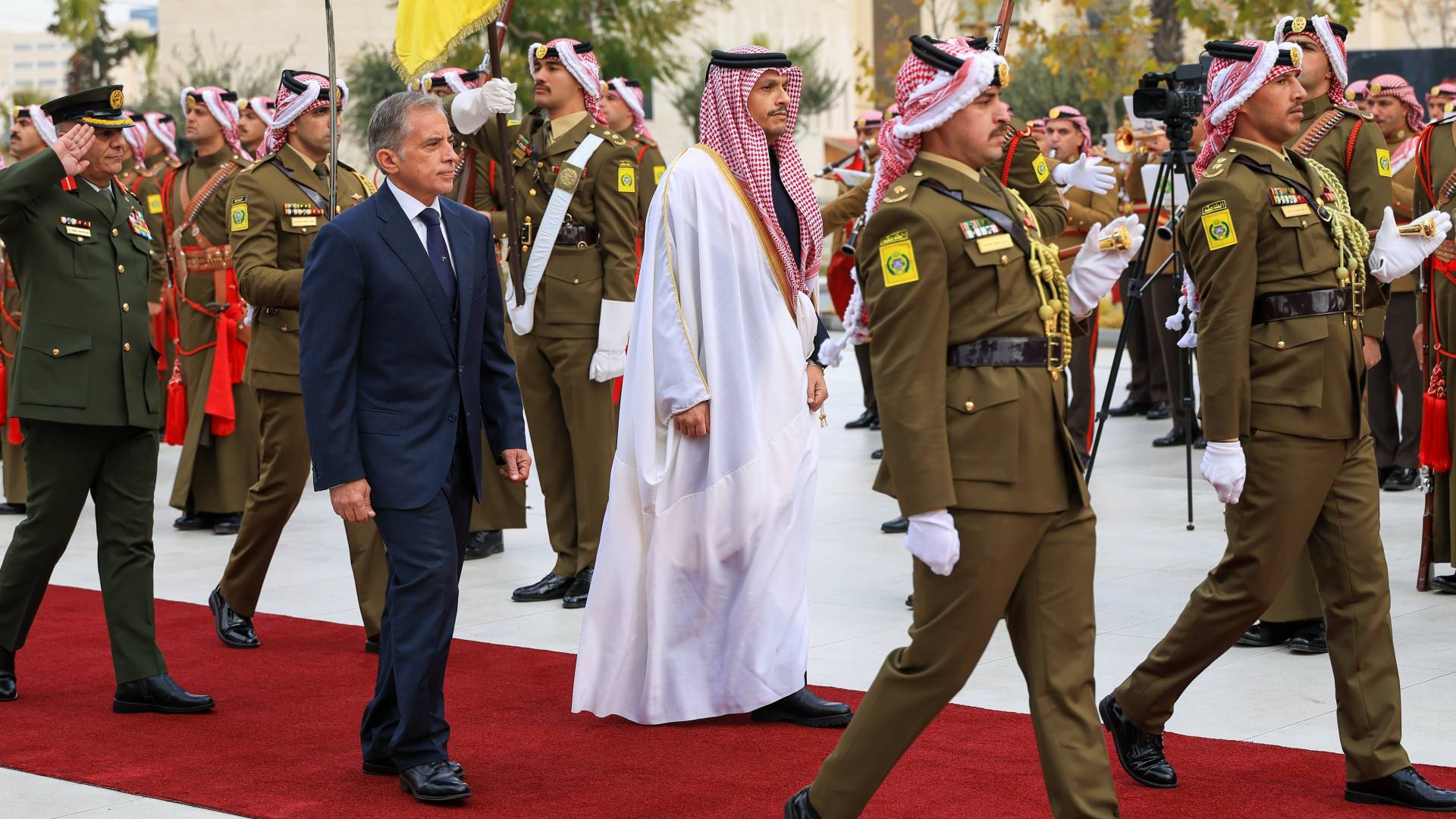 رئيس الوزراء الدكتور جعفر حسان يستقبل رئيس مجلس الوزراء وزير الخارجية في دولة قطر