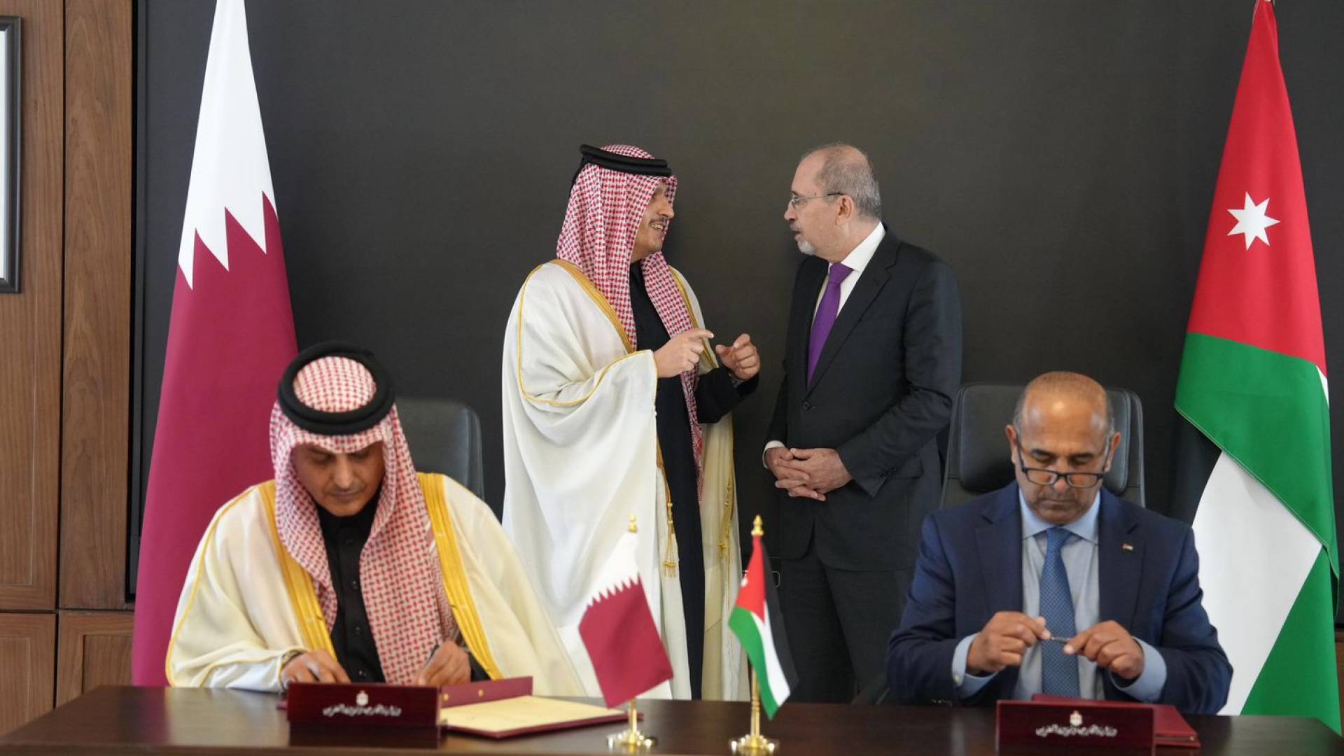 نائب رئيس الوزراء ووزير الخارجية وشؤون المغتربين أيمن الصفدي ورئيس مجلس الوزراء ووزير الخارجية في دولة قطر الشقيقة الشيخ محمد بن عبد الرحمن آل ثاني