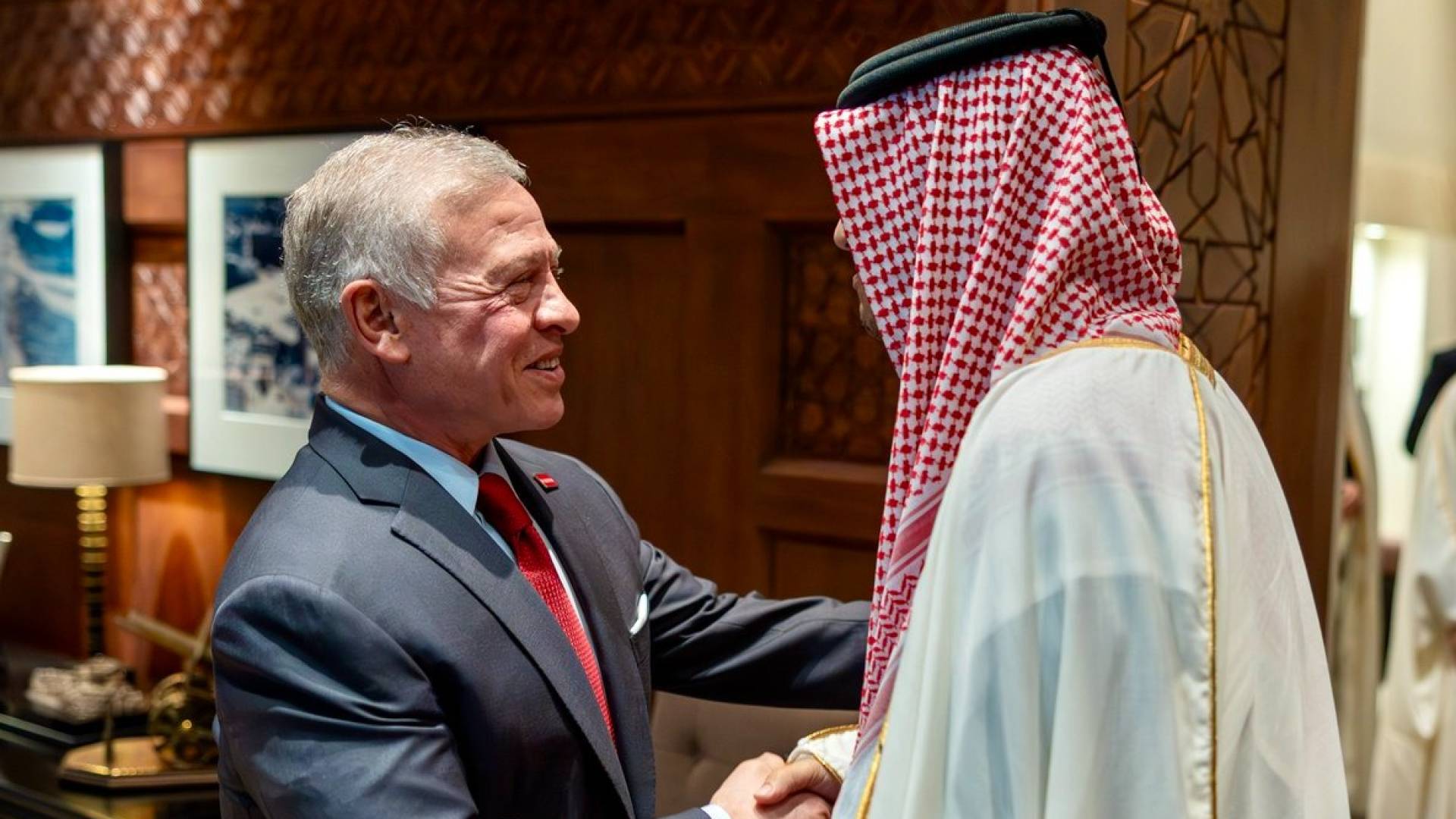 الملك يستقبل رئيس الوزراء القطري في قصر الحسينية