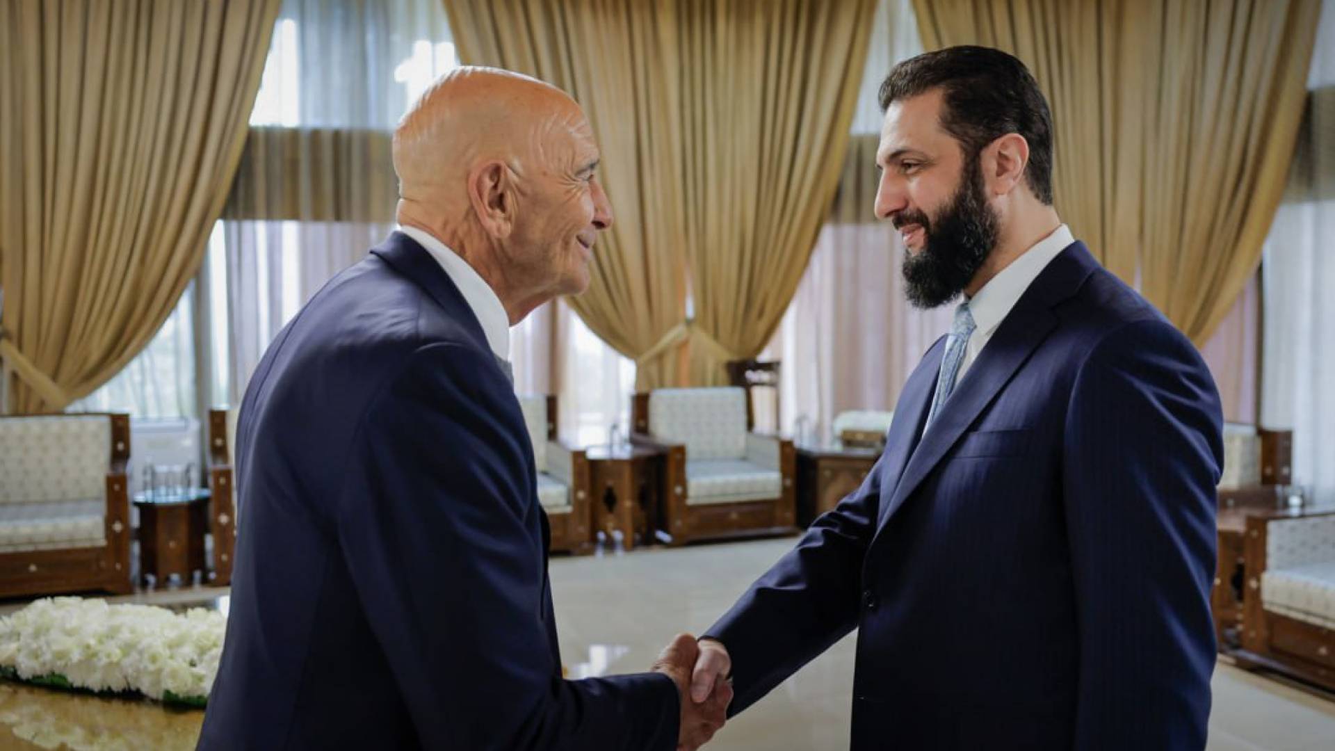 الرئيس السوري أحمد الشرع  و المبعوث الأمريكي