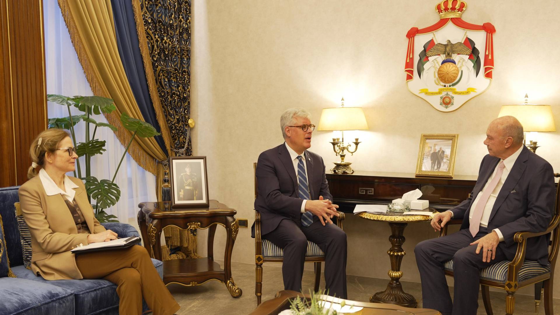 رئيس مجلس الاعيان فيصل الفايز و  السفير الكندي لدى الأردن لوي مارتن