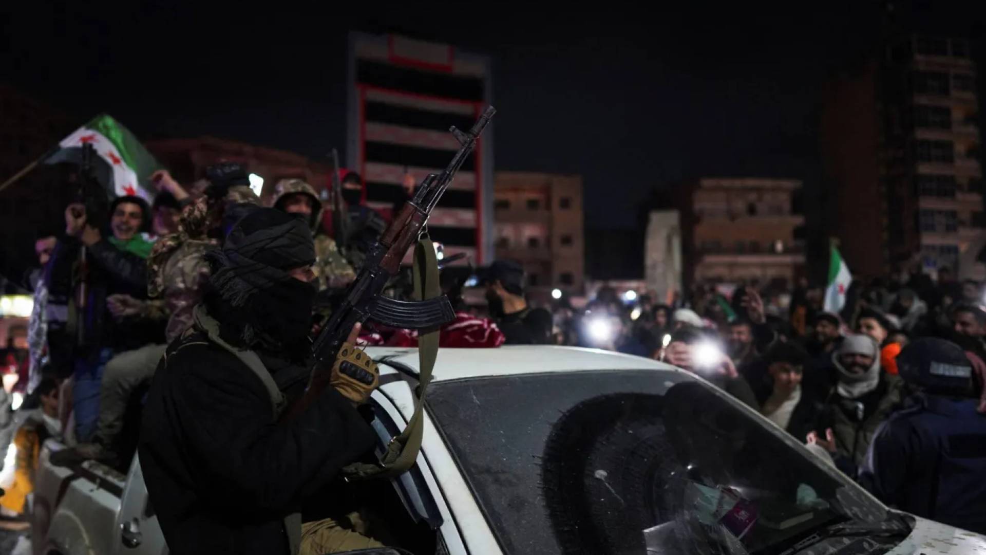 أفراد من الجيش السوري يحتفلون بدخول مدينة الرقة عقب انسحاب "قوات سوريا الديمقراطية"