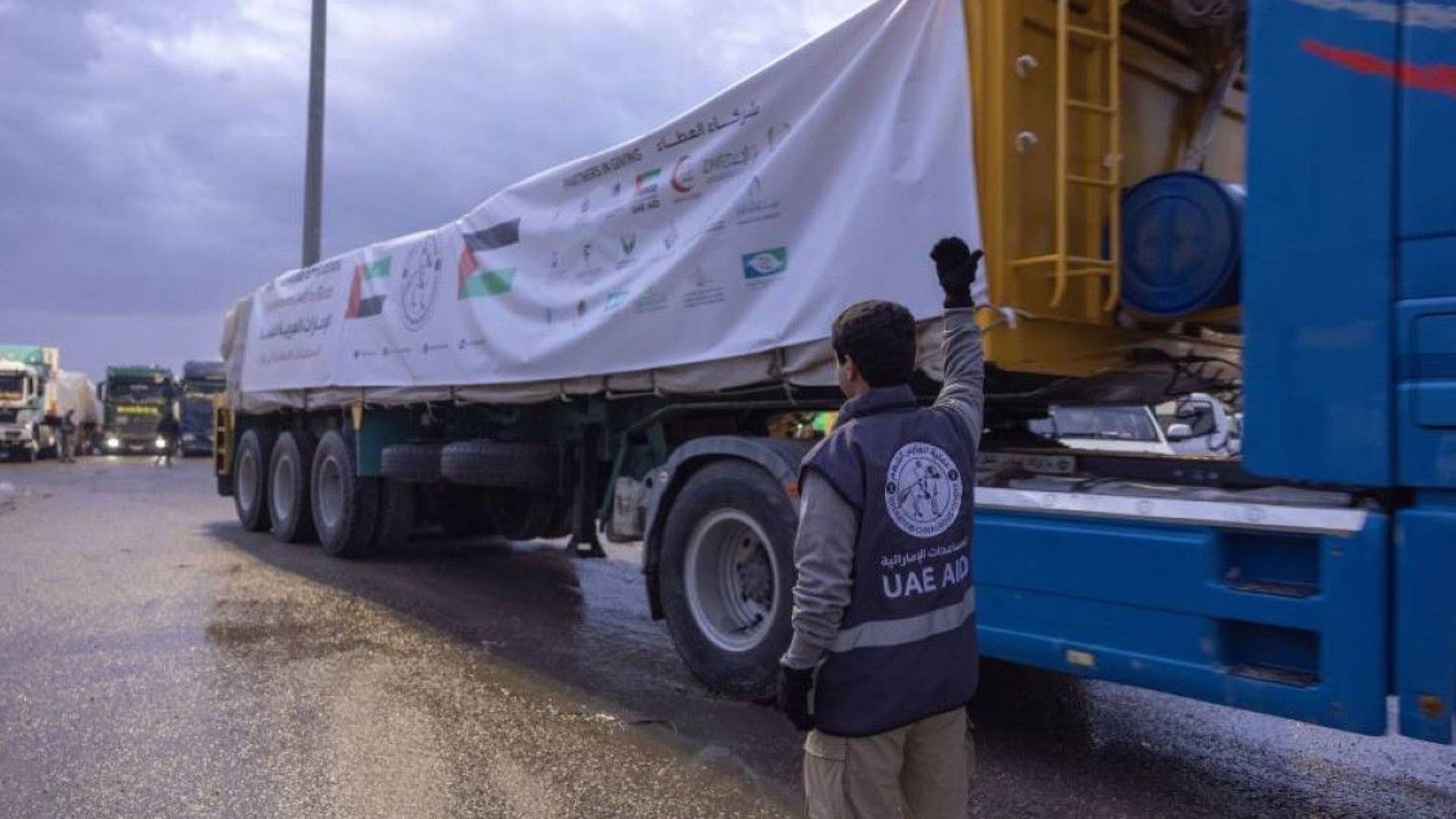 بدعم من وكالة الإمارات للمساعدات الدولية .. دخول 15 شاحنة مساعدات إلى غزة