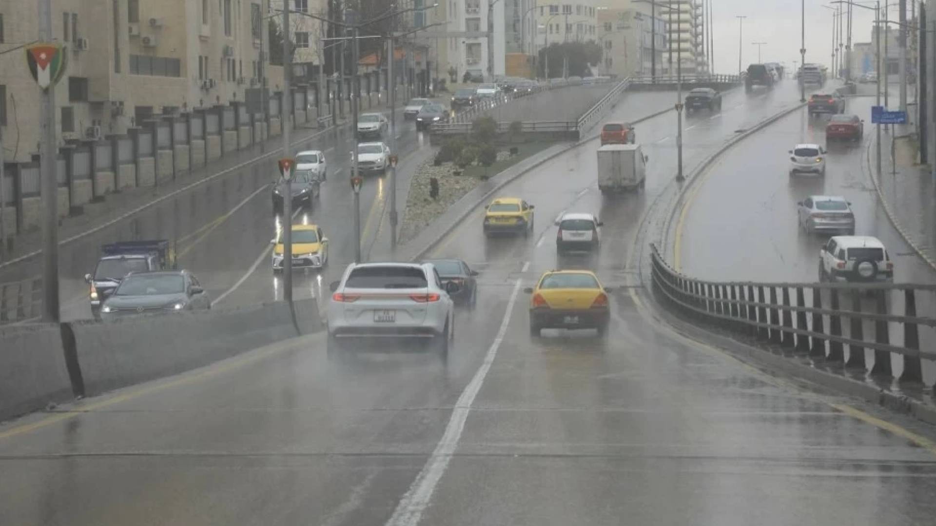 الأجواء الماطرة في شوارع عمان