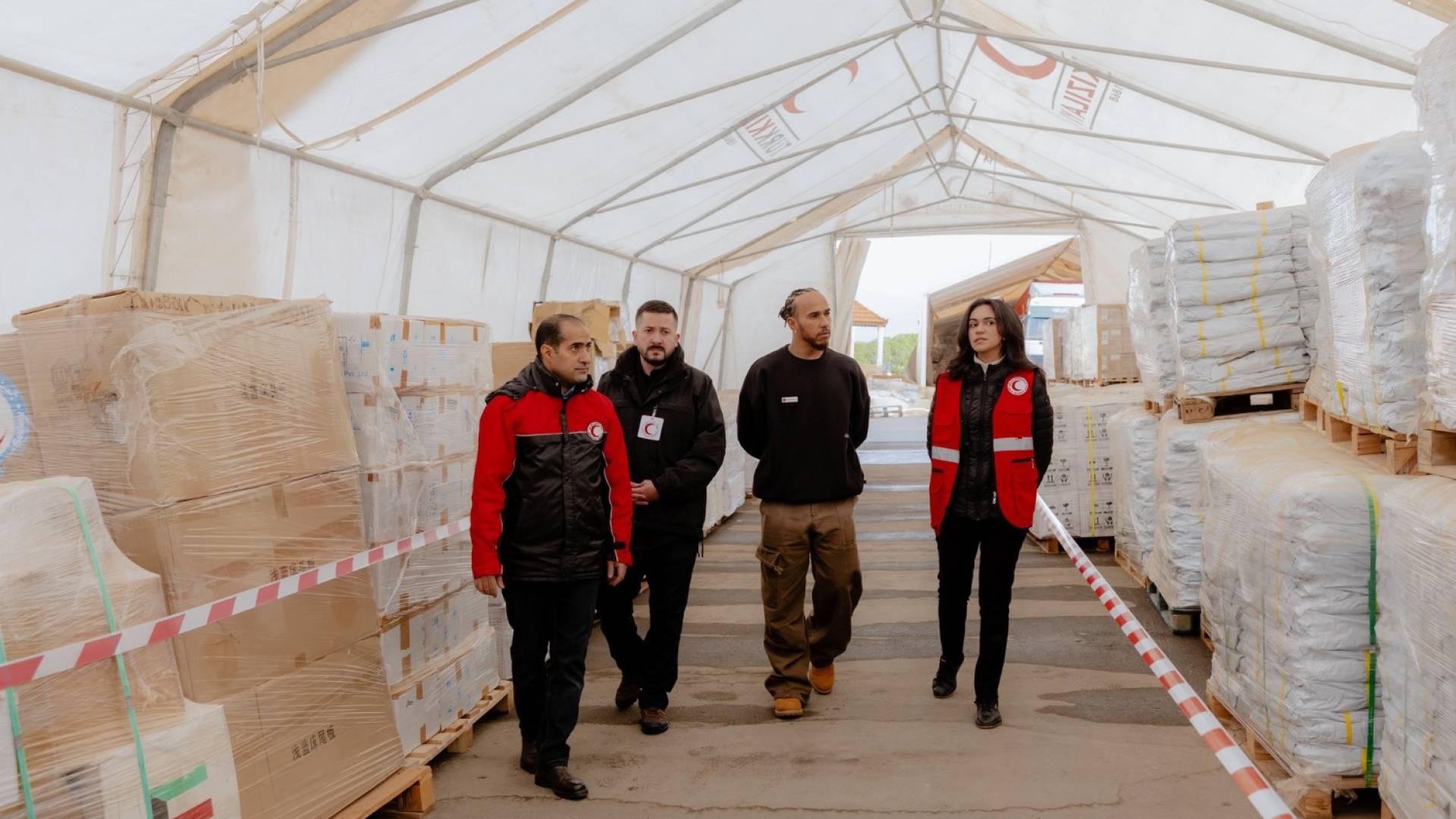 بطل "الفورميولا 1" لويس هاميلتون في عمان.. دعوة لإغاثة غزة وإشادة بجهود "الهلال الأحمر الأردني"