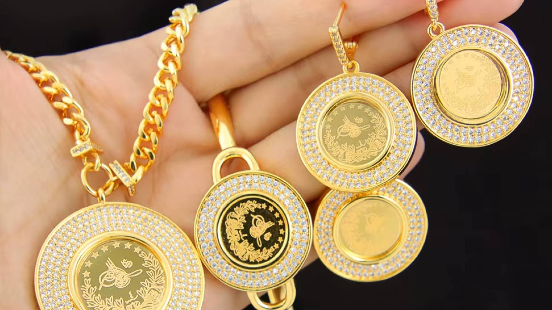 مجوهرات ذهبية