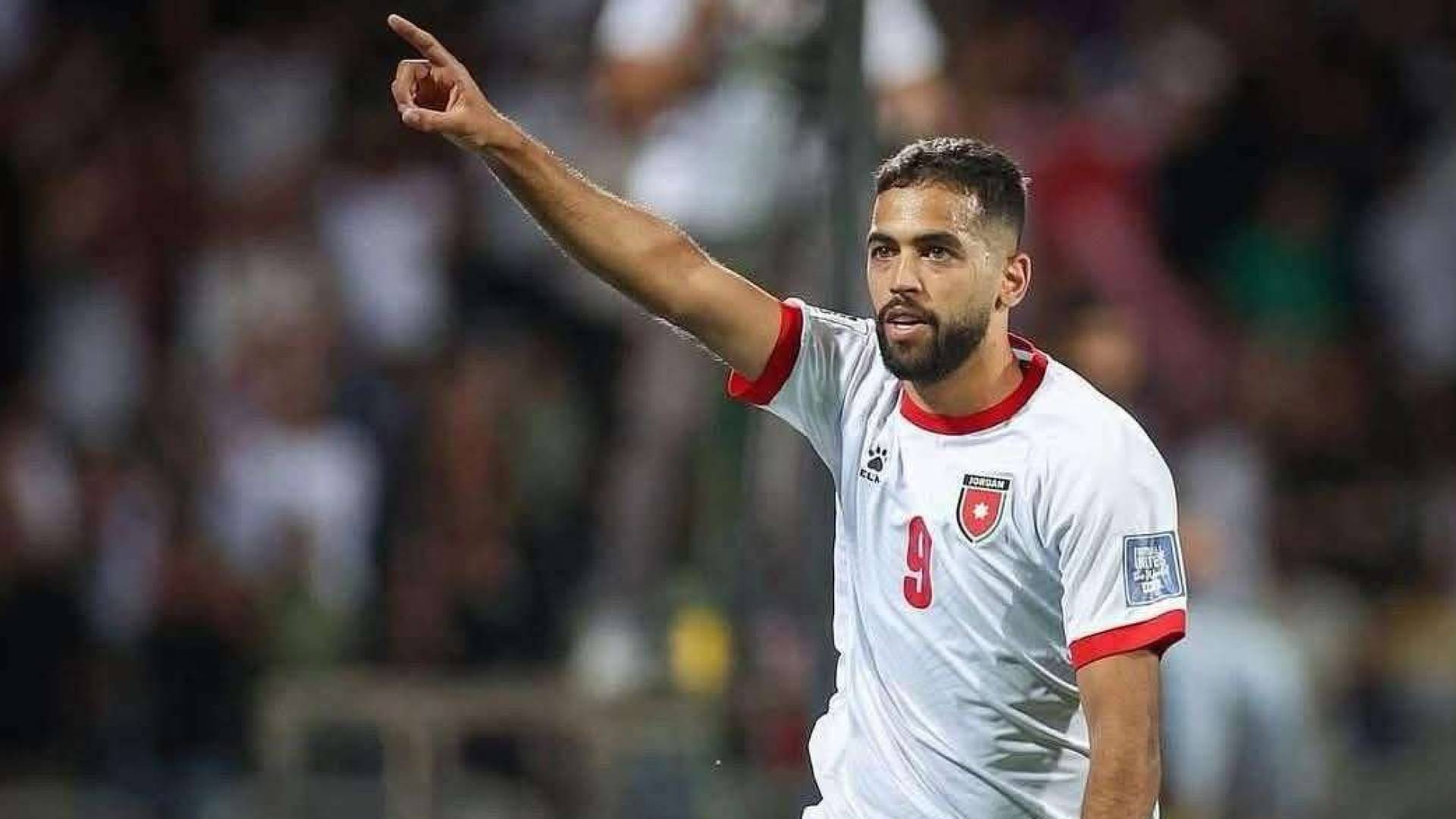 لاعب المنتخب الوطني علي علوان يحتفل بهدف