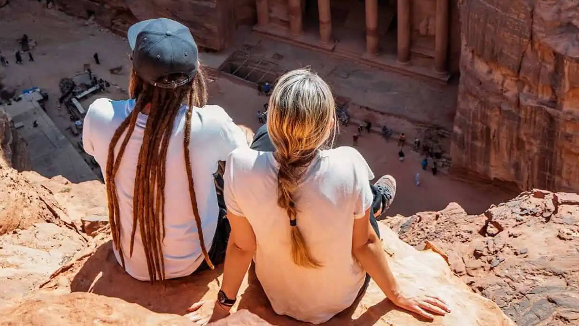 سياح في مدينة البترا