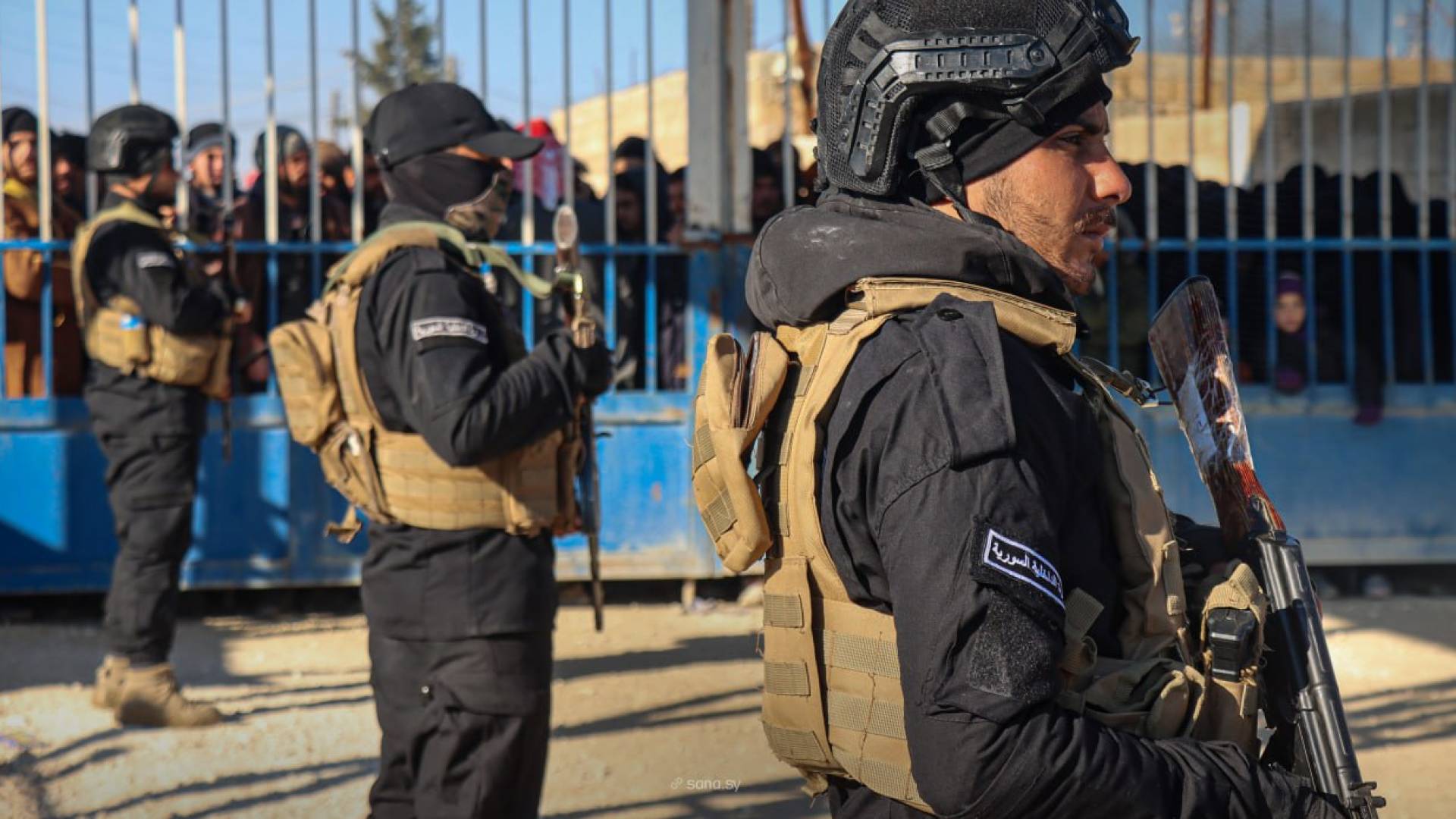 انتشار قوى الأمن الداخلي في محيط مخيم الهول شرق الحسكة لتأمينه