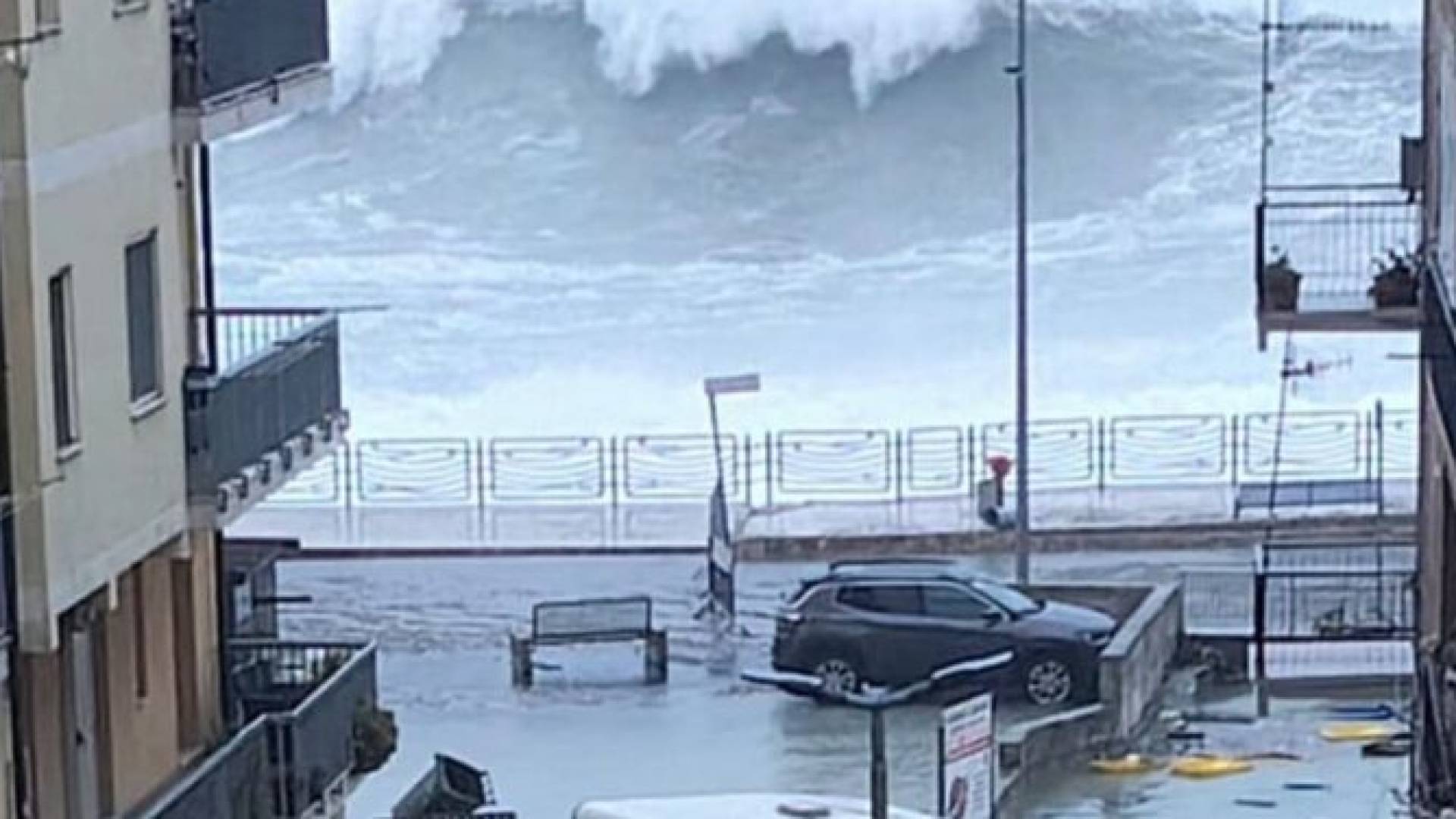 مشهد من إعصار "هاري"