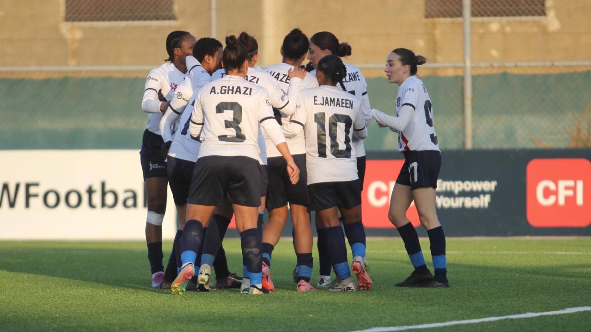 لاعبات فريق الاتحاد يحتفلن بهدف سابق
