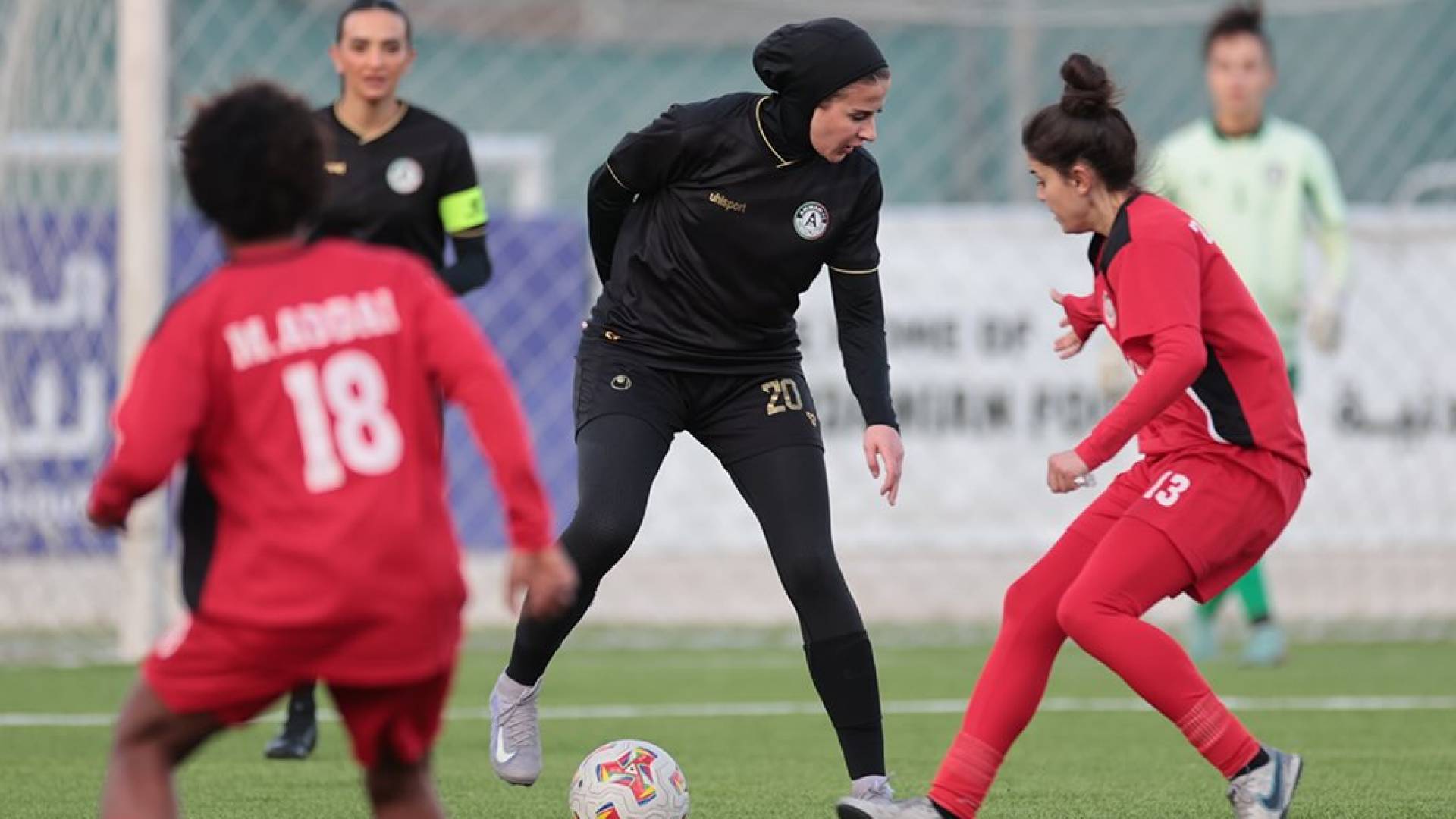 لاعبة عمان إف سي تسنيم أبو الرب تراوغ لاعبة الأرثوذكسي رزان الزاغة