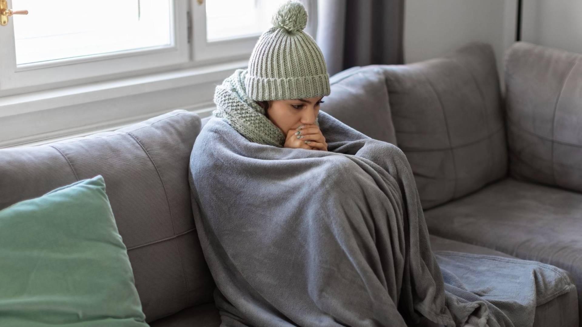 شخص يشعر بالبرد