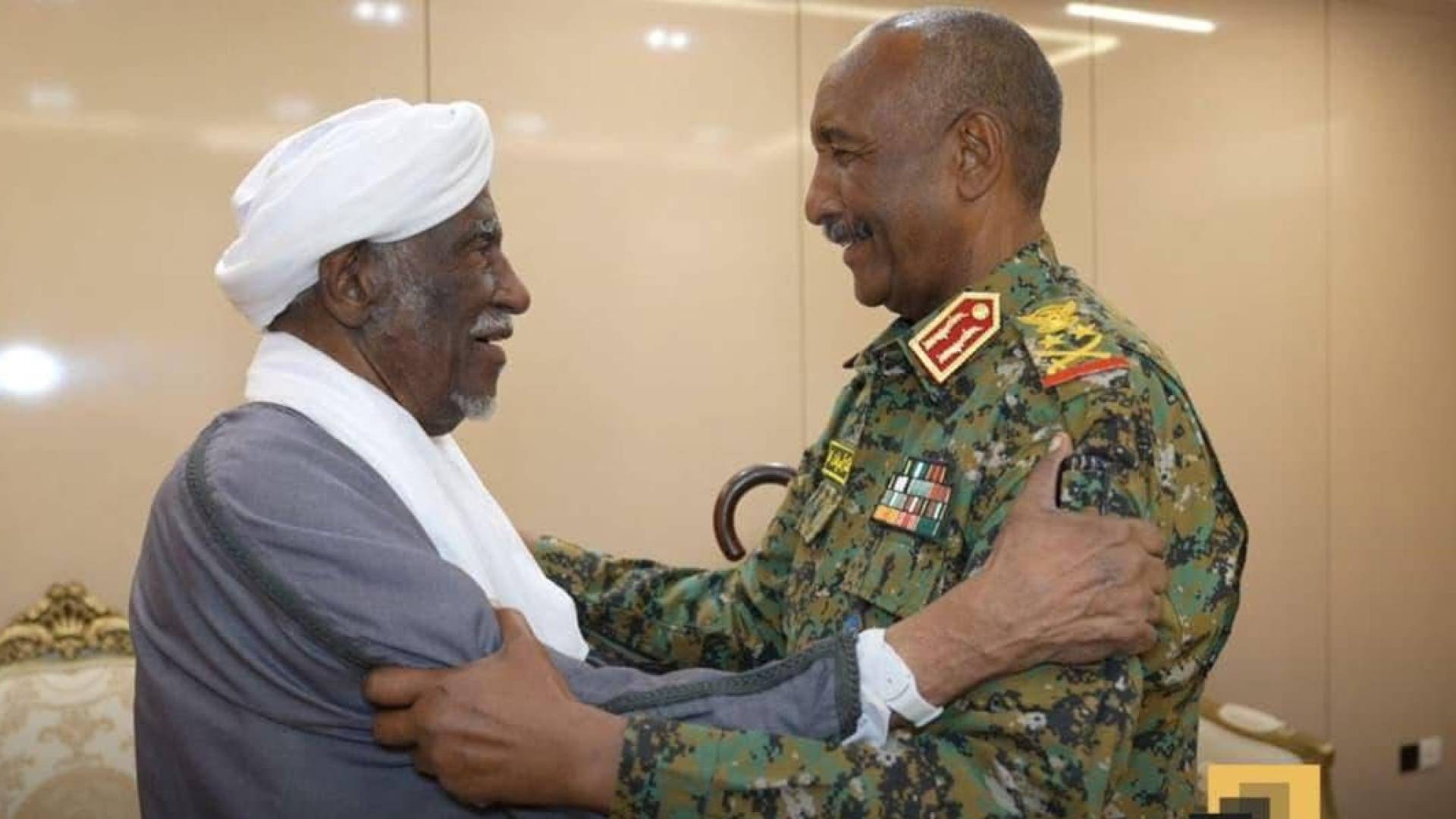 رئيس مجلس السيادة الانتقالي في السودان عبد الفتاح البرهان و السيد أحمد المهدي