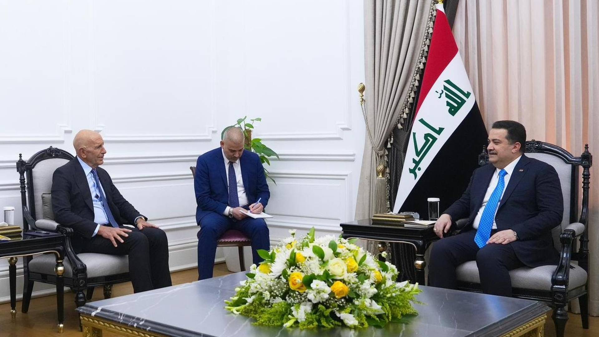 رئيس الوزراء العراقي محمد السوداني و المبعوث الأمريكي  توماس باراك".