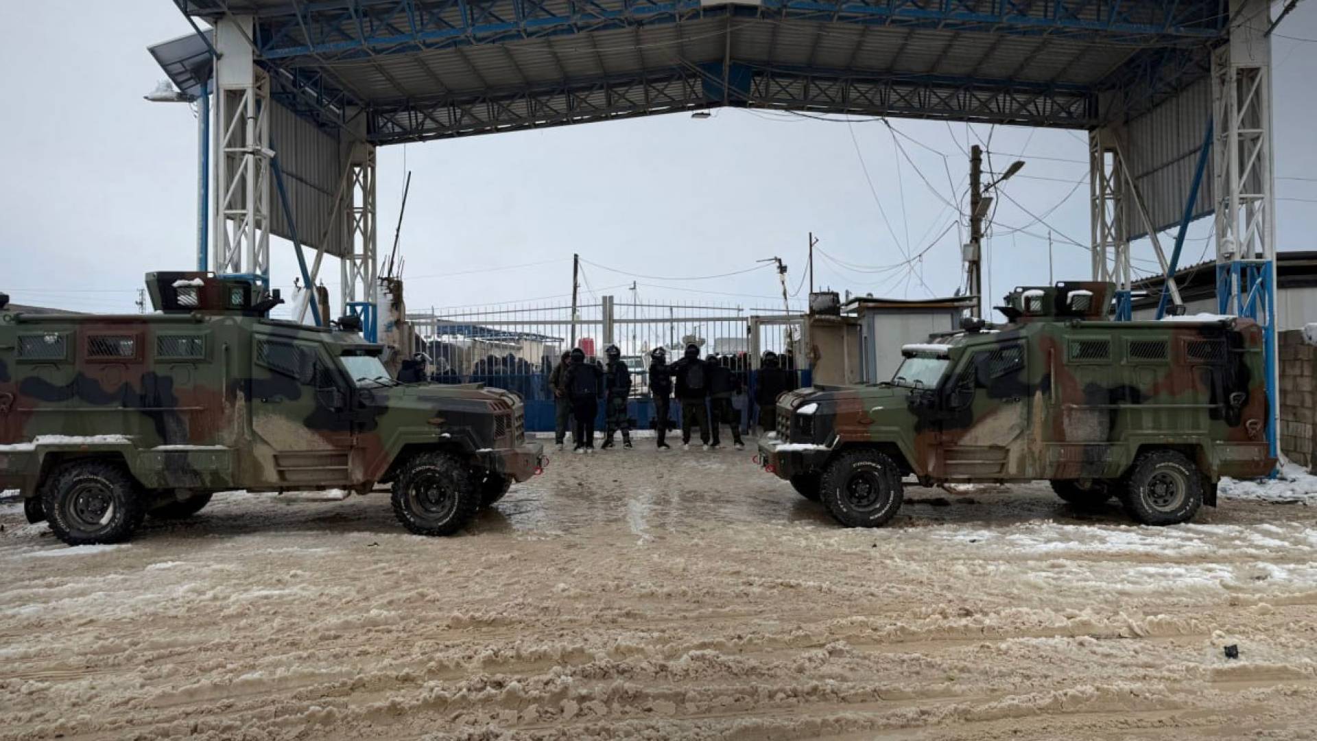 وحدات الداخلية السورية تواصل انتشارها في محيط ومداخل مخيم الهول محافظة الحسكة