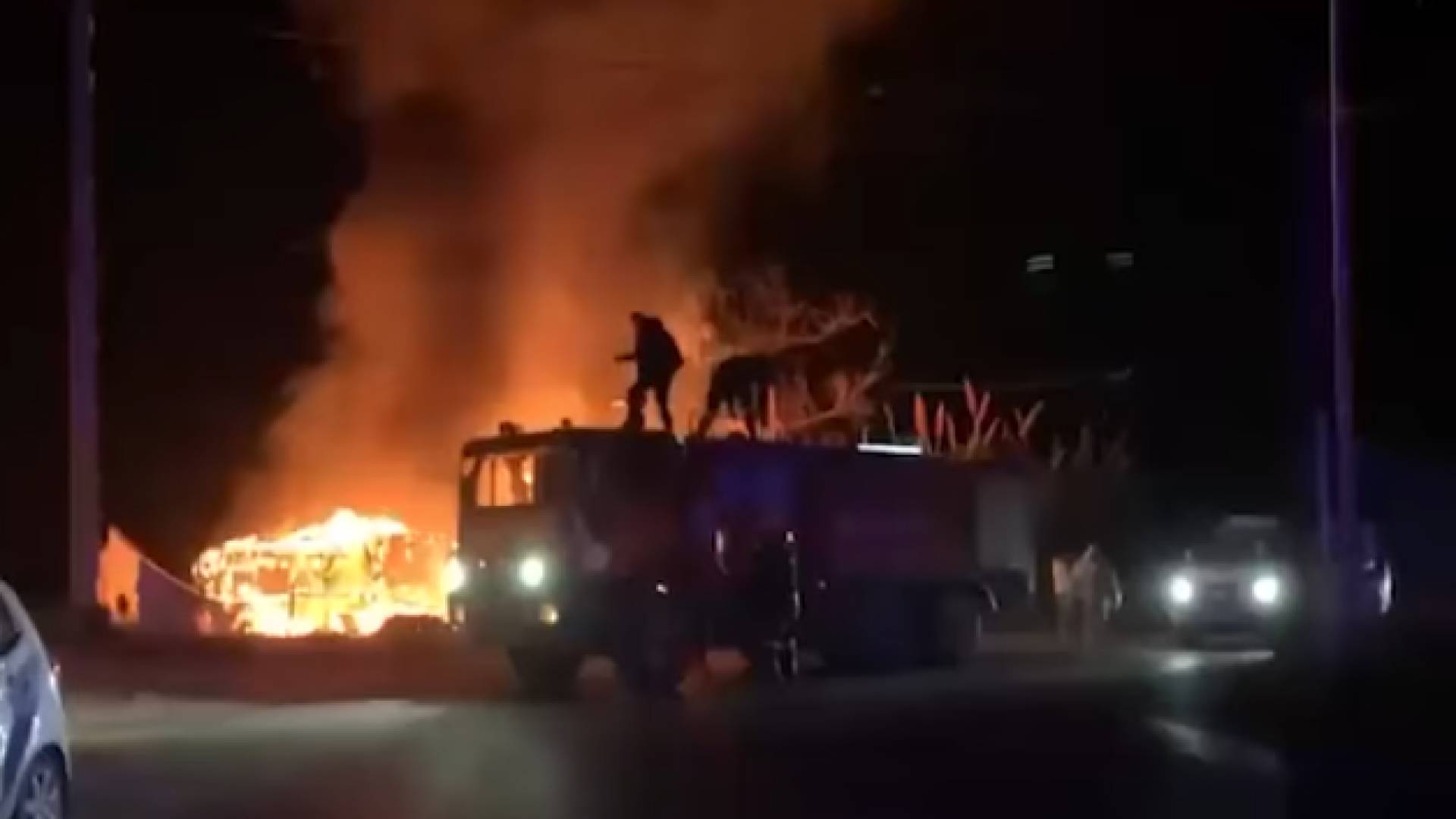 حريق ضخم يلتهم خيام نازحين سوريين جنوب لبنان