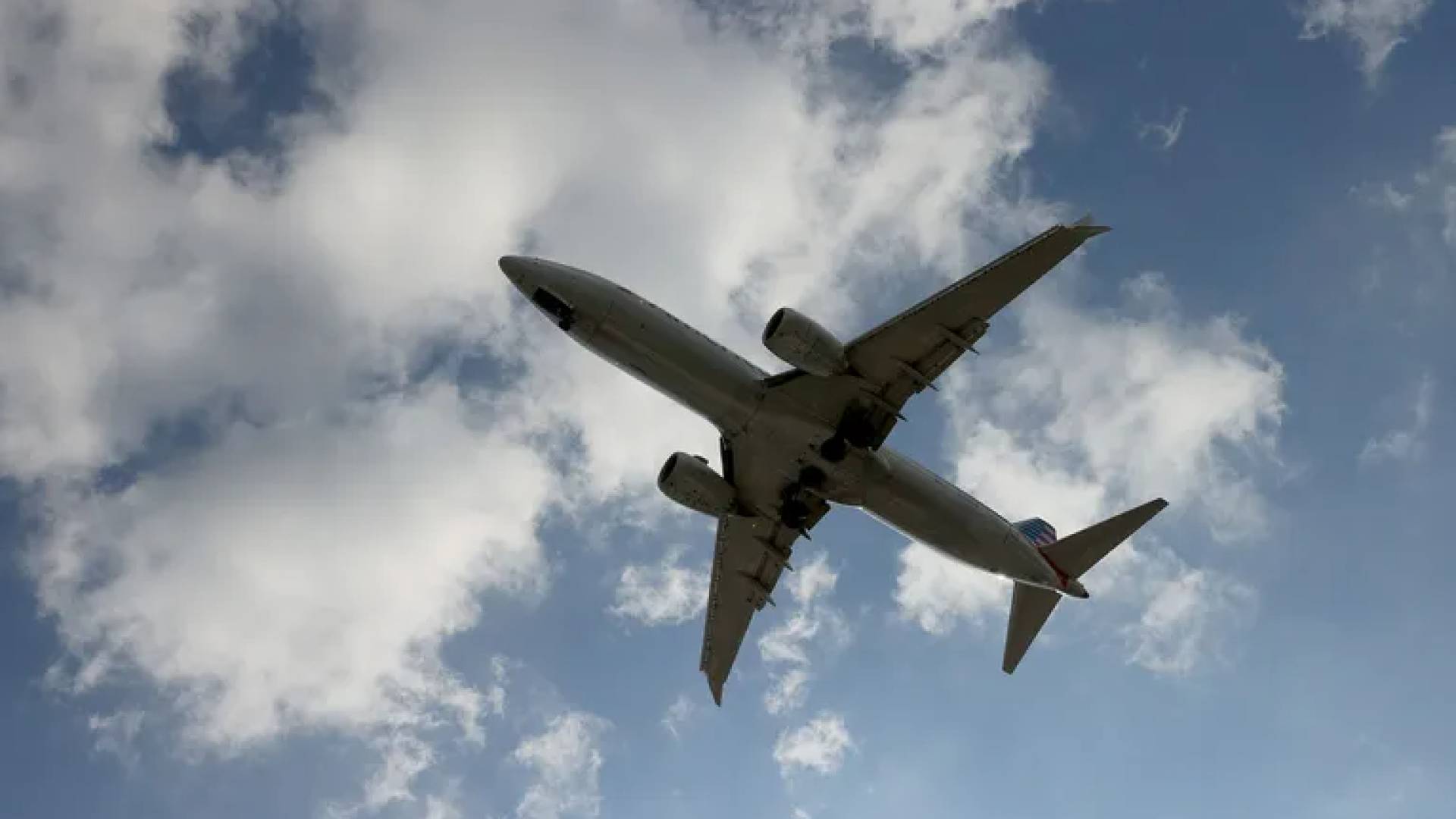 طائرة تحلق في السماء