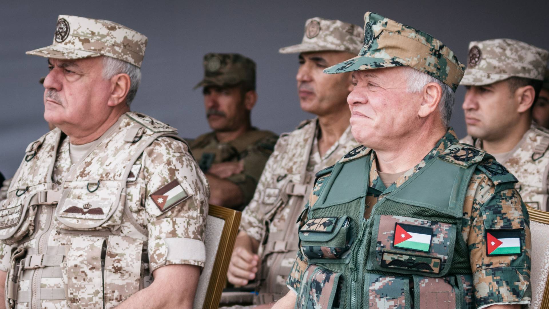 الملك عبدالله الثاني رفقة قائد الجيش اللواء الركن يوسف الحنيطي