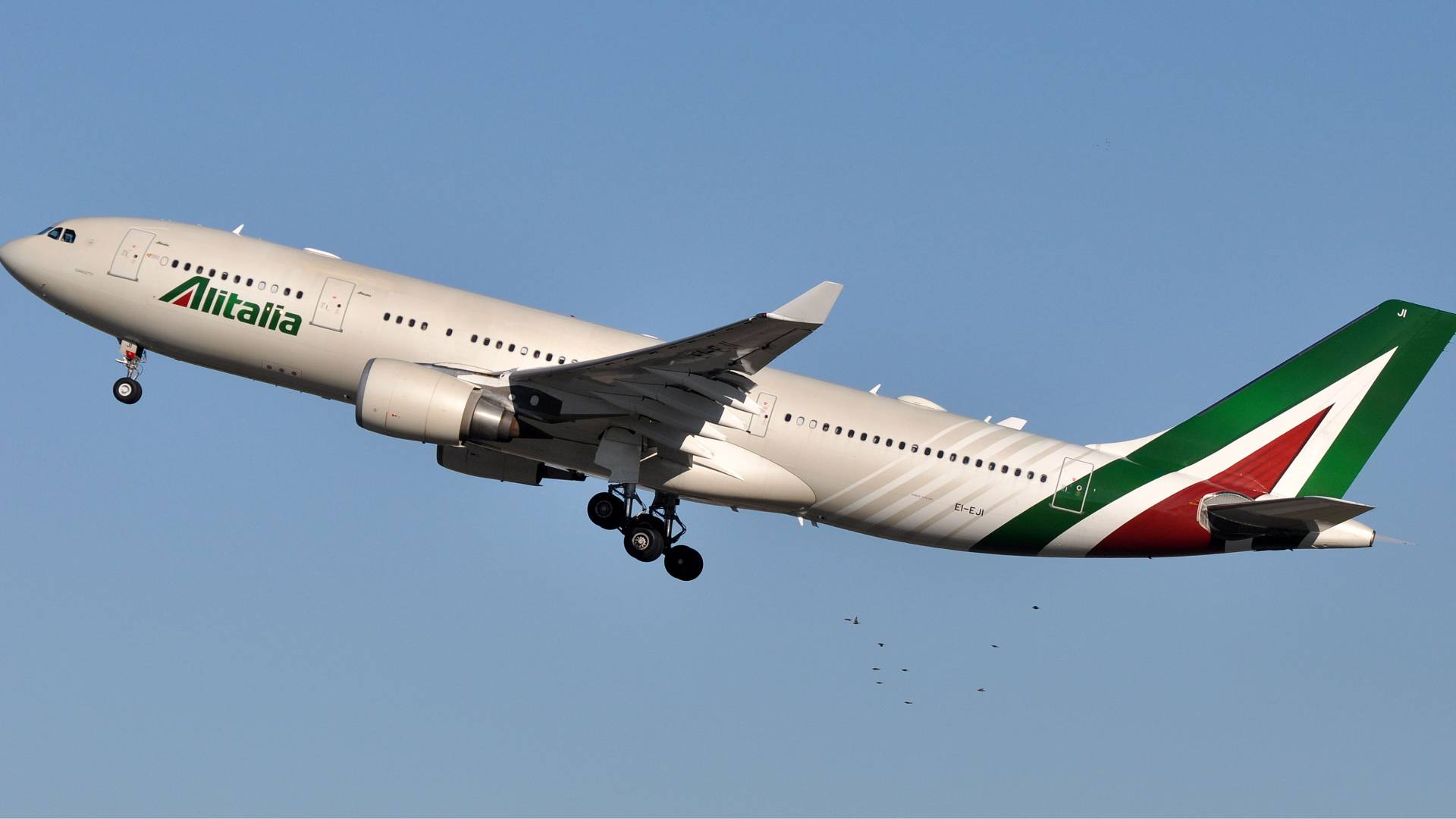 شركة الطيران الإيطالية تعلن إلغاء رحلاتها الليلية إلى تل أبيب