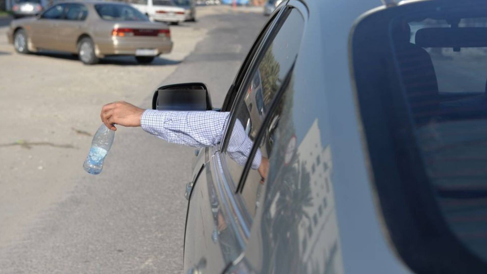 القاء نفايات من السياره