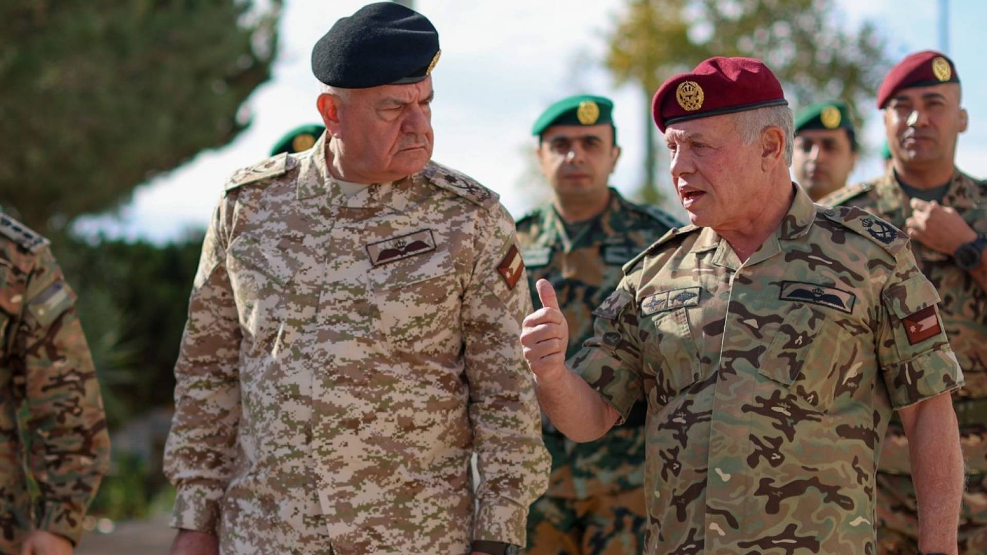 الملك عبدالله الثاني ورئيس هيئة الأركان المشتركة اللواء الركن يوسف الحنيطي