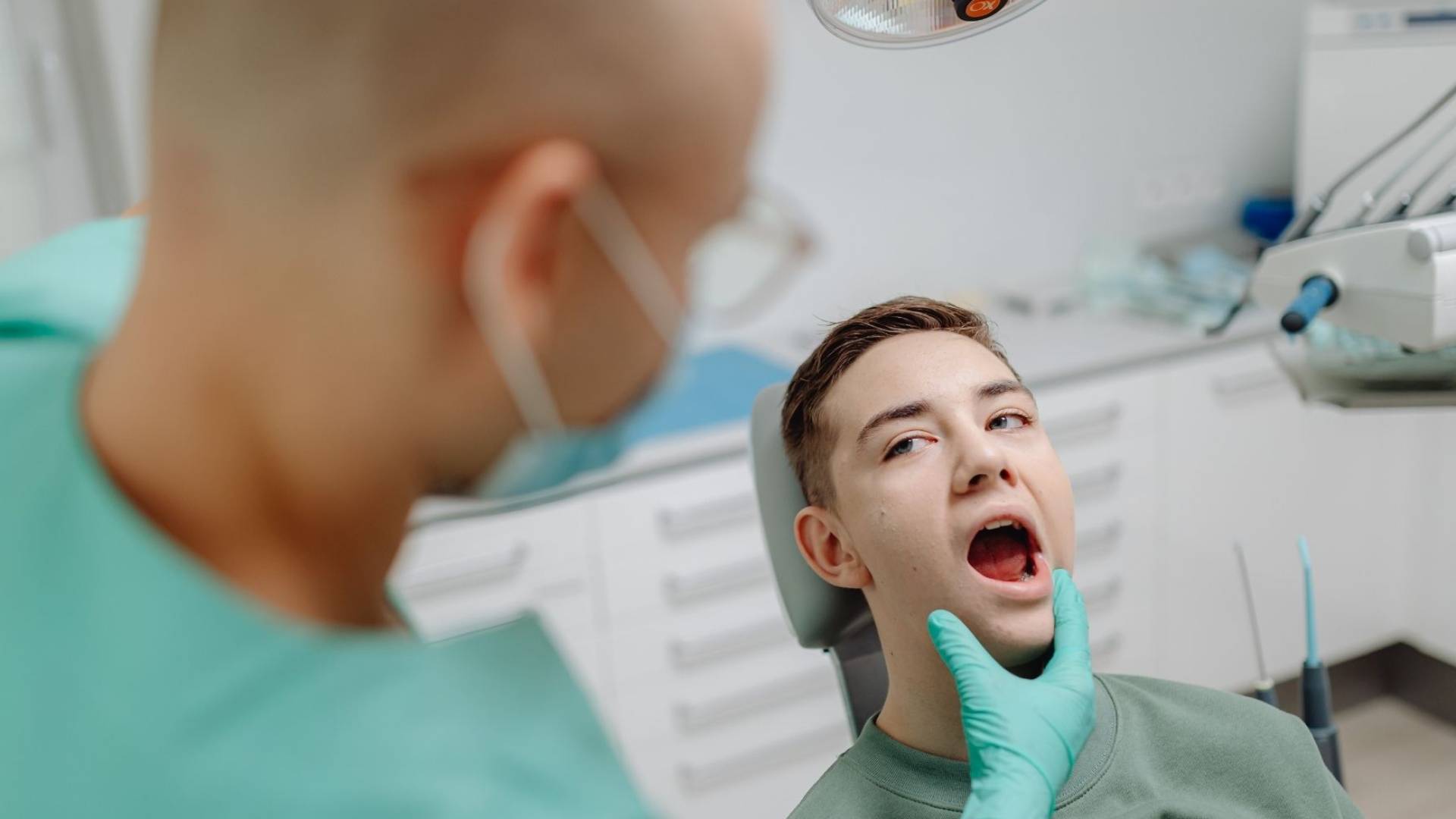 شخص يزور طبيب الأسنان