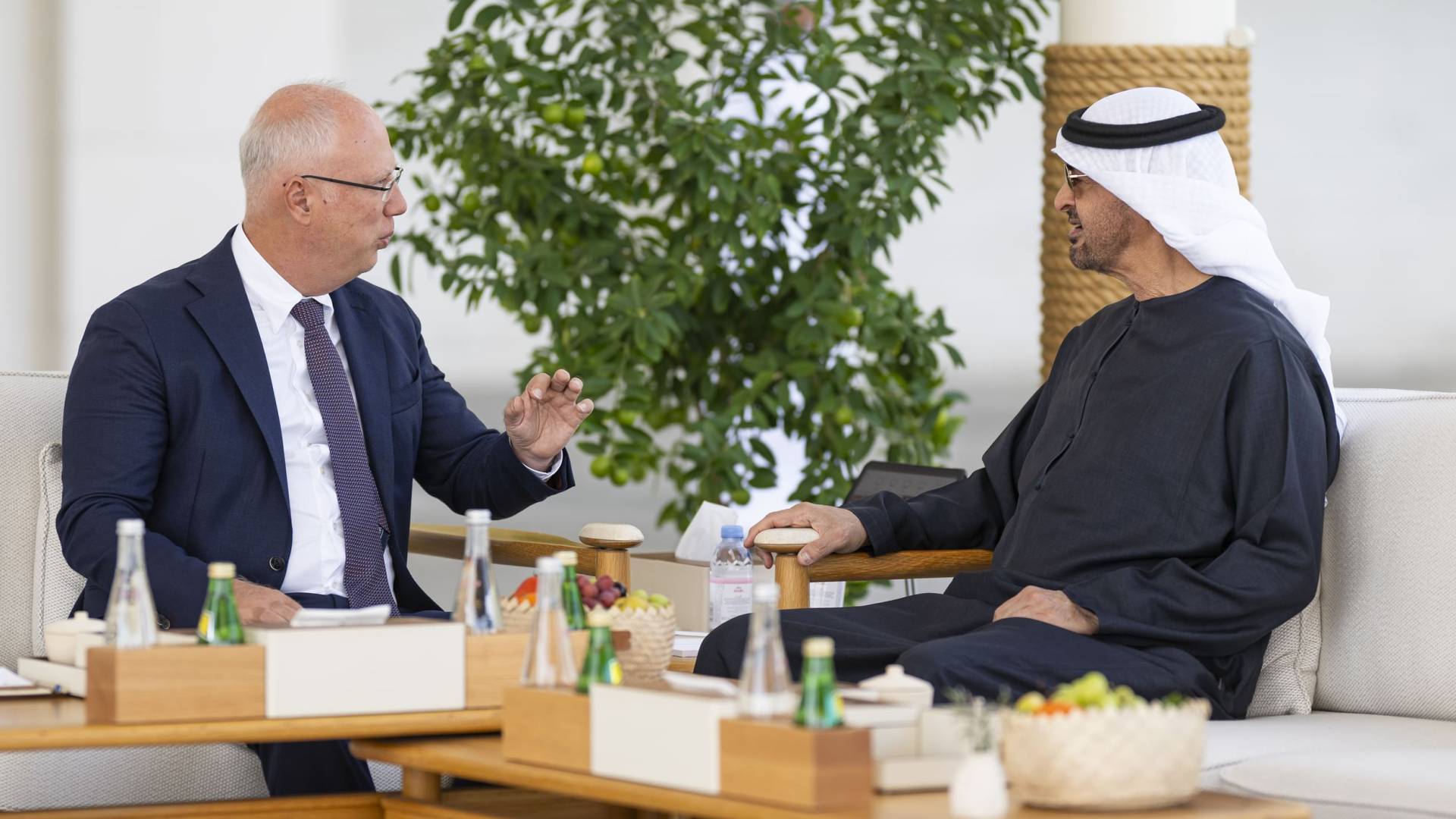 رئيس الإمارات الشيخ محمد بن زايد والمبعوث الروسي دميترييف