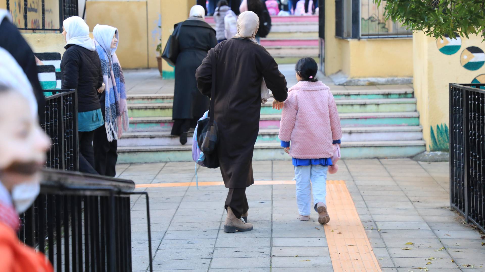 طالبة  أمام مدرستها