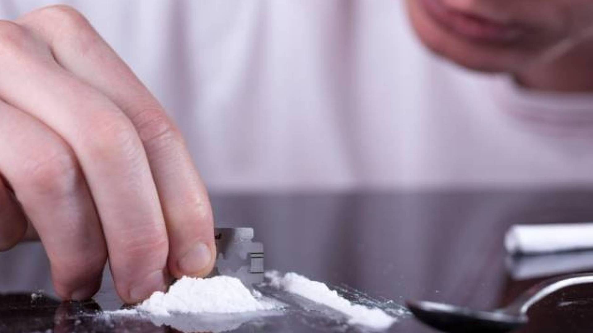 شخص يتعاطى المخدرات - تعبيرية