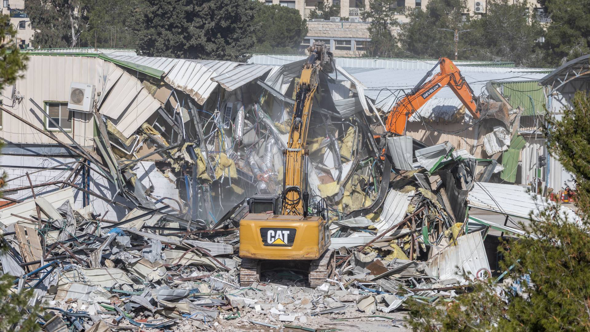 آلات تهدم مبنى داخل مقر  الأونروا  في حي الشيخ جراح بالقدس