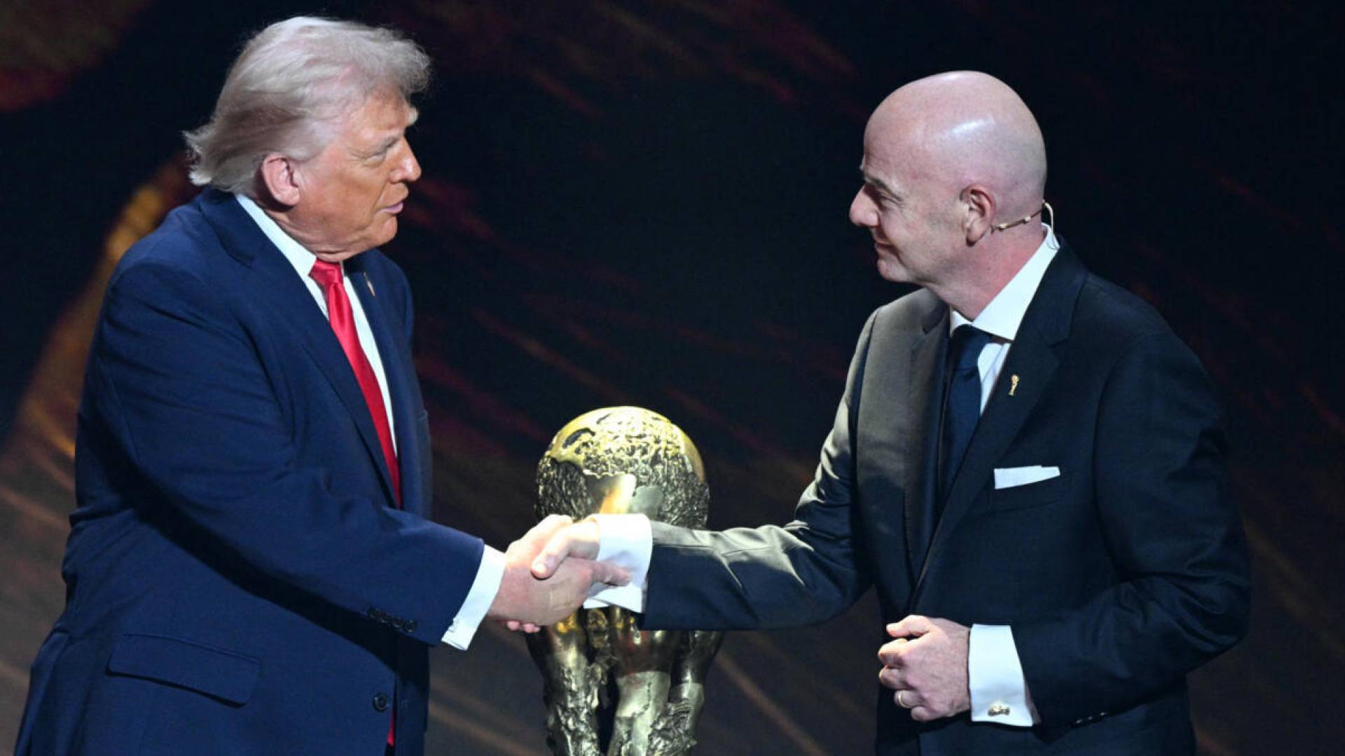 الرئيس الأمريكي دونالد ترمب ورئيس الفيفا جياني إنفانتينو