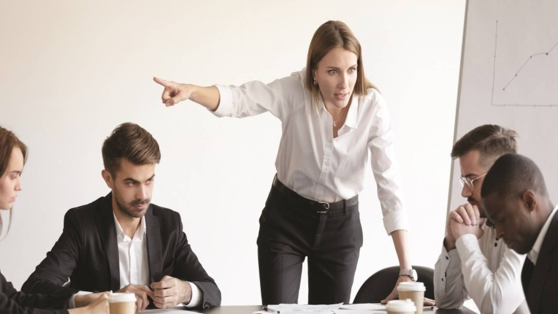 مديرة تجتمع مع موظفين