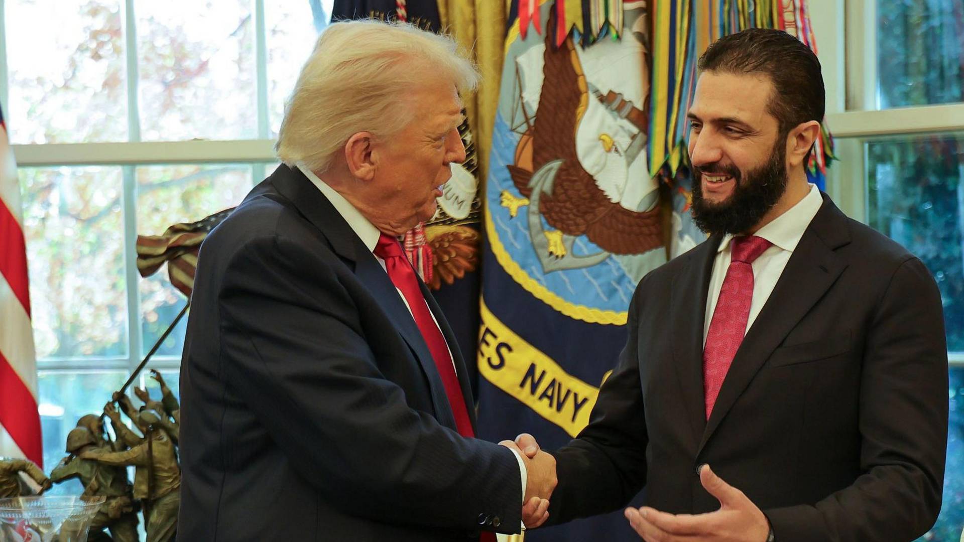 الرئيس السوري أحمد الشرع والرئيس الأمريكي دونالد ترمب