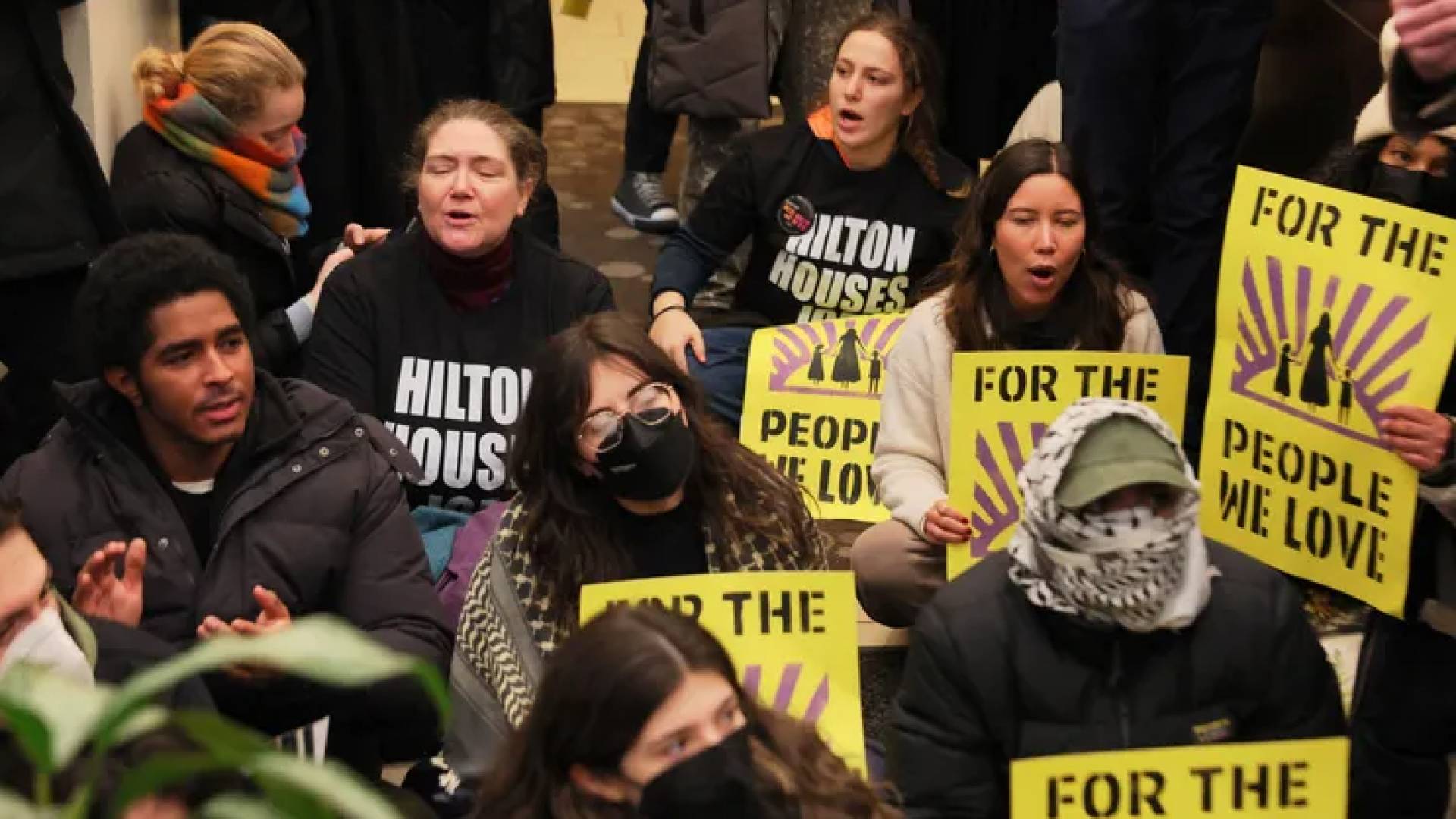 اعتقال عشرات المتظاهرين بعد اقتحام فندق هيلتون في نيويورك احتجاجا على ضباط الهجرة