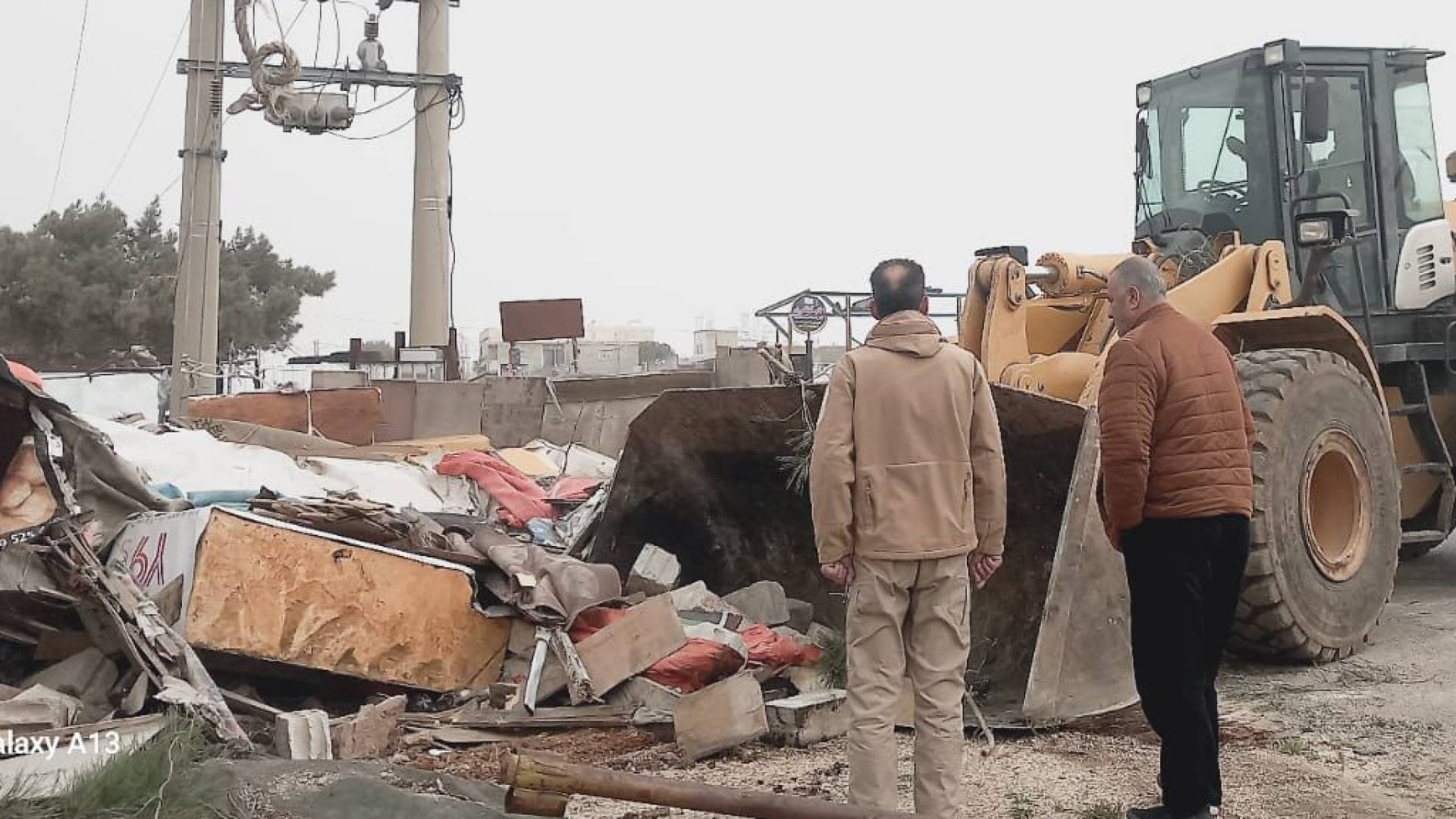 جرافة تزيل اكشاك